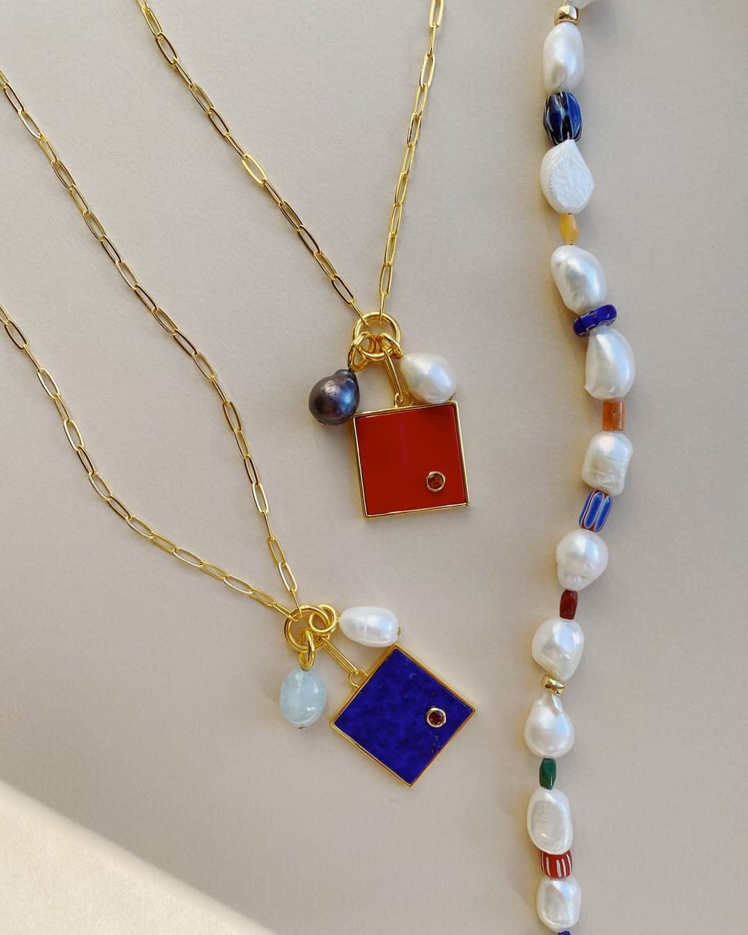 リジー フォルトゥナートのインスタグラム：「Which Domino Necklace would you layer with our Day-Dream Necklace?! ❤️💙 #lizziefortunato」