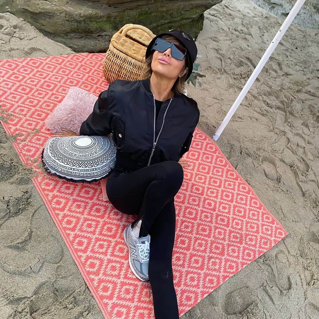 リサ・リナのインスタグラム：「Life’s a Beach. 🏄🏻‍♀️」