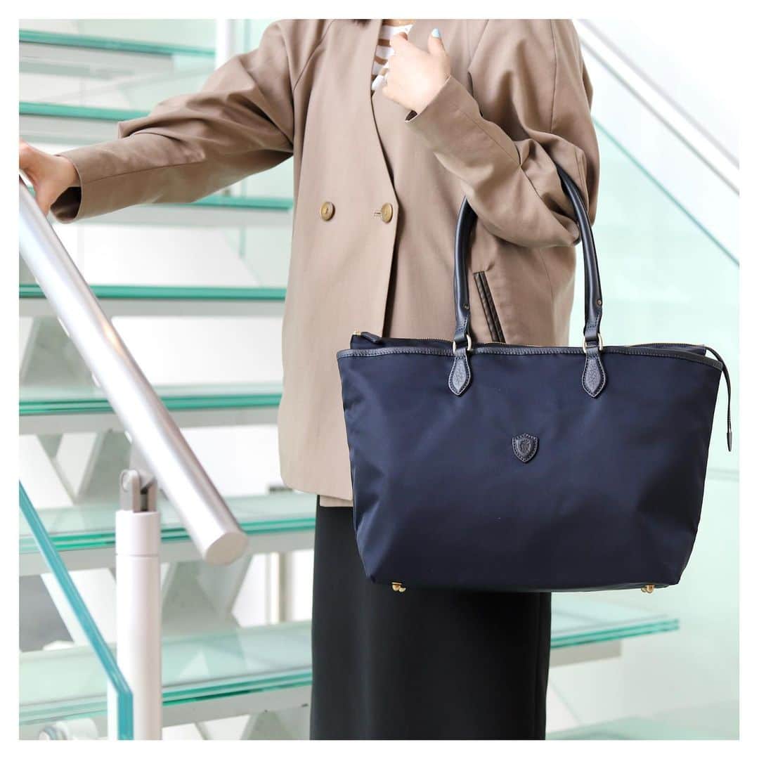 Felisi Japan 〔フェリージ〕さんのインスタグラム写真 - (Felisi Japan 〔フェリージ〕Instagram)「【Recommend Business Bag for WOMEN】 . 長く使え、幅広いシーンで使えるベーシックデザインのビジネスバッグ。 素材選びや細部のパーツディティールにより、メンズライクになりすぎないデザイン、 かつ軽量にお作りしておりますので、お仕事の様々なシーンで 活躍される貴方にお勧めのアイテムです。 . . Model No.20/29/DS+LD Price：¥64,900 . . . #felisi #felisiselection #felisicollection #businessbag #womensbag #madeinitaly #totebag #bag #フェリージ #フェリージセレクション #フェリージコレクション #ビジネスバッグ #A4サイズ #ナイロンバッグ #仕事鞄 #通勤バッグ #バッグ #かばん #仕事鞄 #鞄」2月16日 3時43分 - felisi_japan