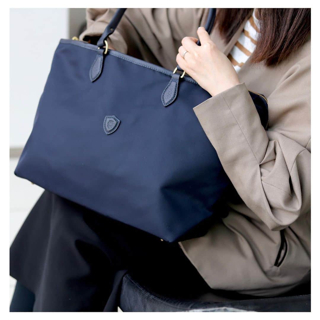 Felisi Japan 〔フェリージ〕さんのインスタグラム写真 - (Felisi Japan 〔フェリージ〕Instagram)「【Recommend Business Bag for WOMEN】 . 長く使え、幅広いシーンで使えるベーシックデザインのビジネスバッグ。 素材選びや細部のパーツディティールにより、メンズライクになりすぎないデザイン、 かつ軽量にお作りしておりますので、お仕事の様々なシーンで 活躍される貴方にお勧めのアイテムです。 . . Model No.20/29/DS+LD Price：¥64,900 . . . #felisi #felisiselection #felisicollection #businessbag #womensbag #madeinitaly #totebag #bag #フェリージ #フェリージセレクション #フェリージコレクション #ビジネスバッグ #A4サイズ #ナイロンバッグ #仕事鞄 #通勤バッグ #バッグ #かばん #仕事鞄 #鞄」2月16日 3時43分 - felisi_japan