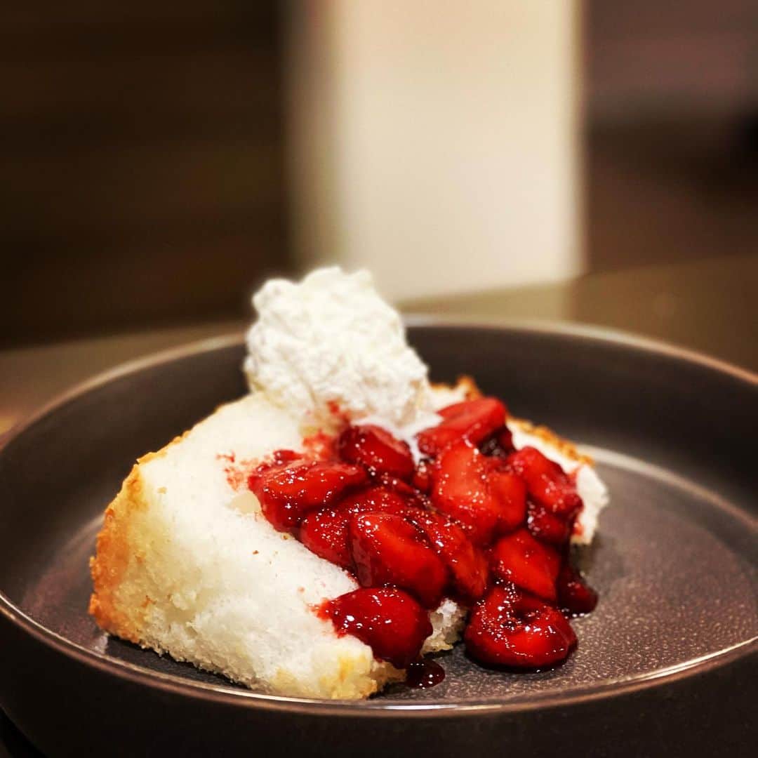 アレックス・ブノワのインスタグラム：「Made Homemade Angel-food cake, homemade whipped cream, and homemade strawberry compote for Valentine’s Day with Jordan」
