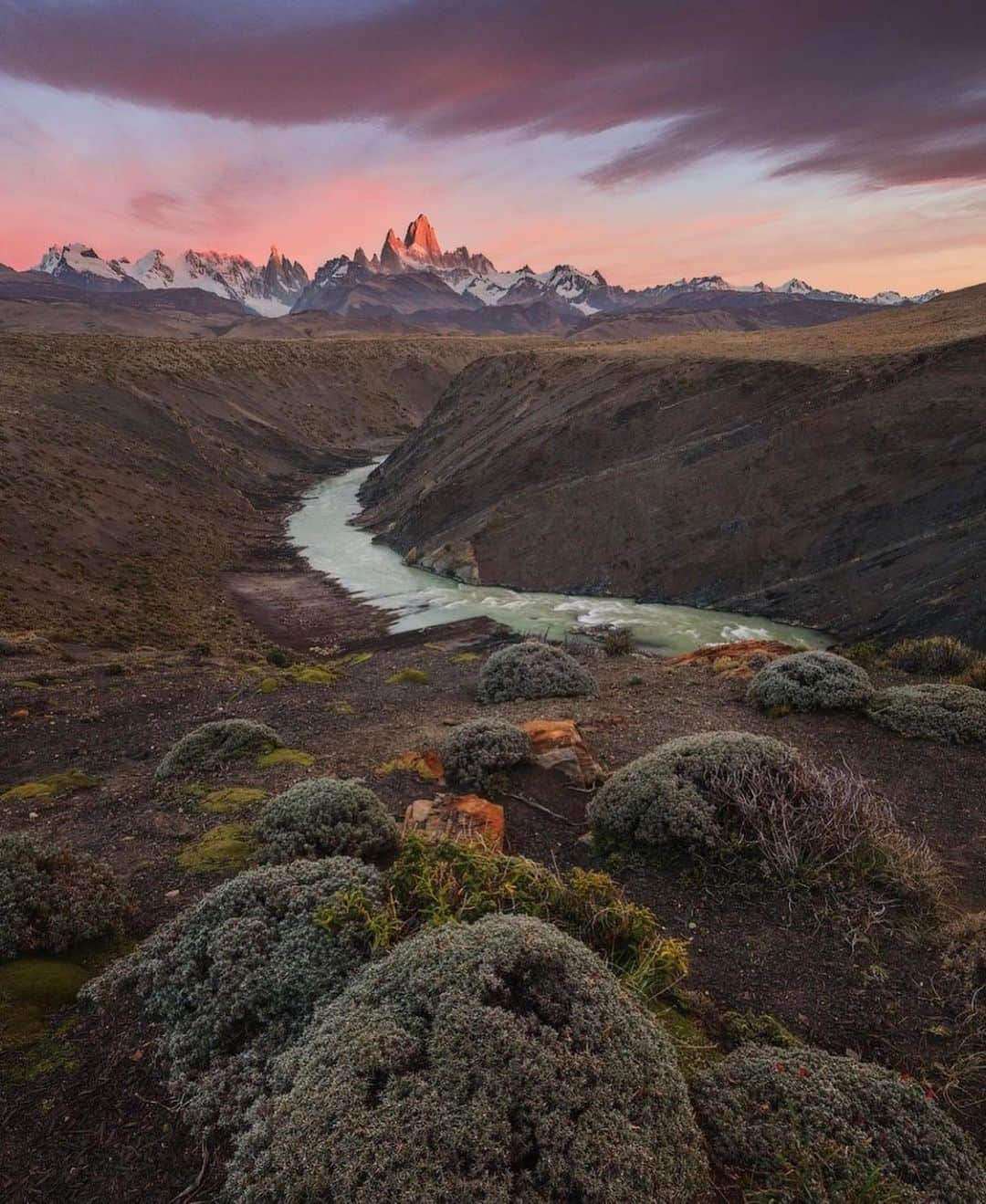 Earth Picsさんのインスタグラム写真 - (Earth PicsInstagram)「Patagonia, Located at the southern end of South America, Patagonia is a territory shared by Chile 🇨🇱 and Argentina 🇦🇷 Which photo is your favorite? Photos by @iuriebelegurschi」2月16日 3時49分 - earthpix