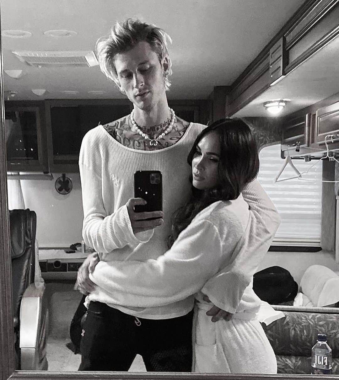Just Jaredさんのインスタグラム写真 - (Just JaredInstagram)「Machine Gun Kelly seemed to confirm he wears Megan Fox’s blood in a vial around his neck. Swipe ➡️ to see the photos he posted.  #MachineGunKelly #MeganFox Photo: @machinegunkelly」2月16日 4時05分 - justjared