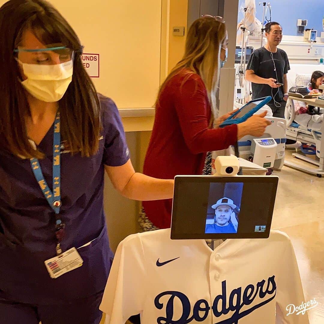 Los Angeles Dodgersさんのインスタグラム写真 - (Los Angeles DodgersInstagram)「A Valentine’s Day to remember. ⁣ ⁣ @goooose15 and Joe Kelly surprised pediatric patients at @uclamch with a virtual visit this weekend.」2月16日 3時58分 - dodgers