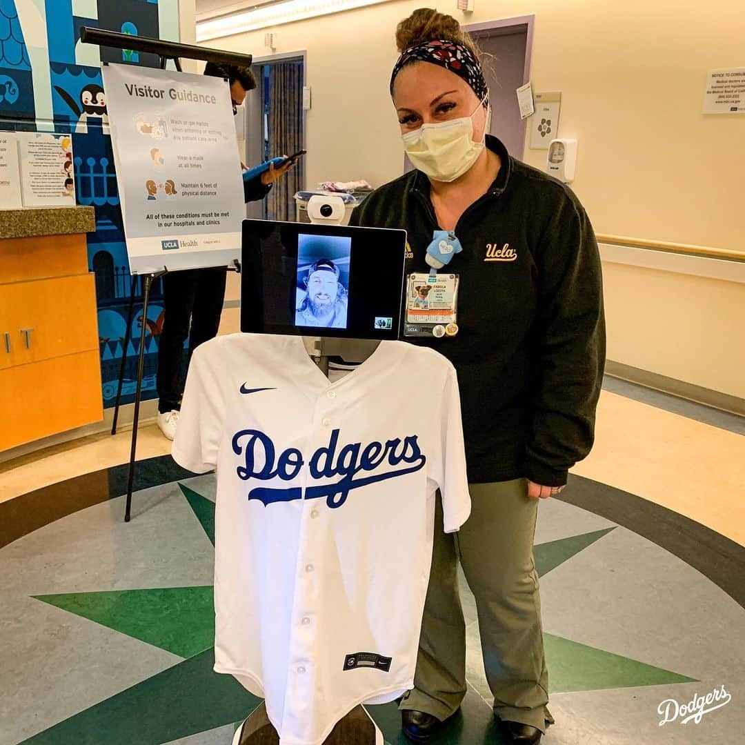 Los Angeles Dodgersさんのインスタグラム写真 - (Los Angeles DodgersInstagram)「A Valentine’s Day to remember. ⁣ ⁣ @goooose15 and Joe Kelly surprised pediatric patients at @uclamch with a virtual visit this weekend.」2月16日 3時58分 - dodgers