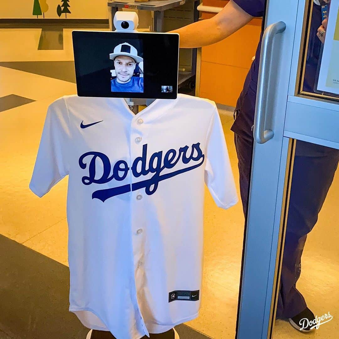 Los Angeles Dodgersさんのインスタグラム写真 - (Los Angeles DodgersInstagram)「A Valentine’s Day to remember. ⁣ ⁣ @goooose15 and Joe Kelly surprised pediatric patients at @uclamch with a virtual visit this weekend.」2月16日 3時58分 - dodgers