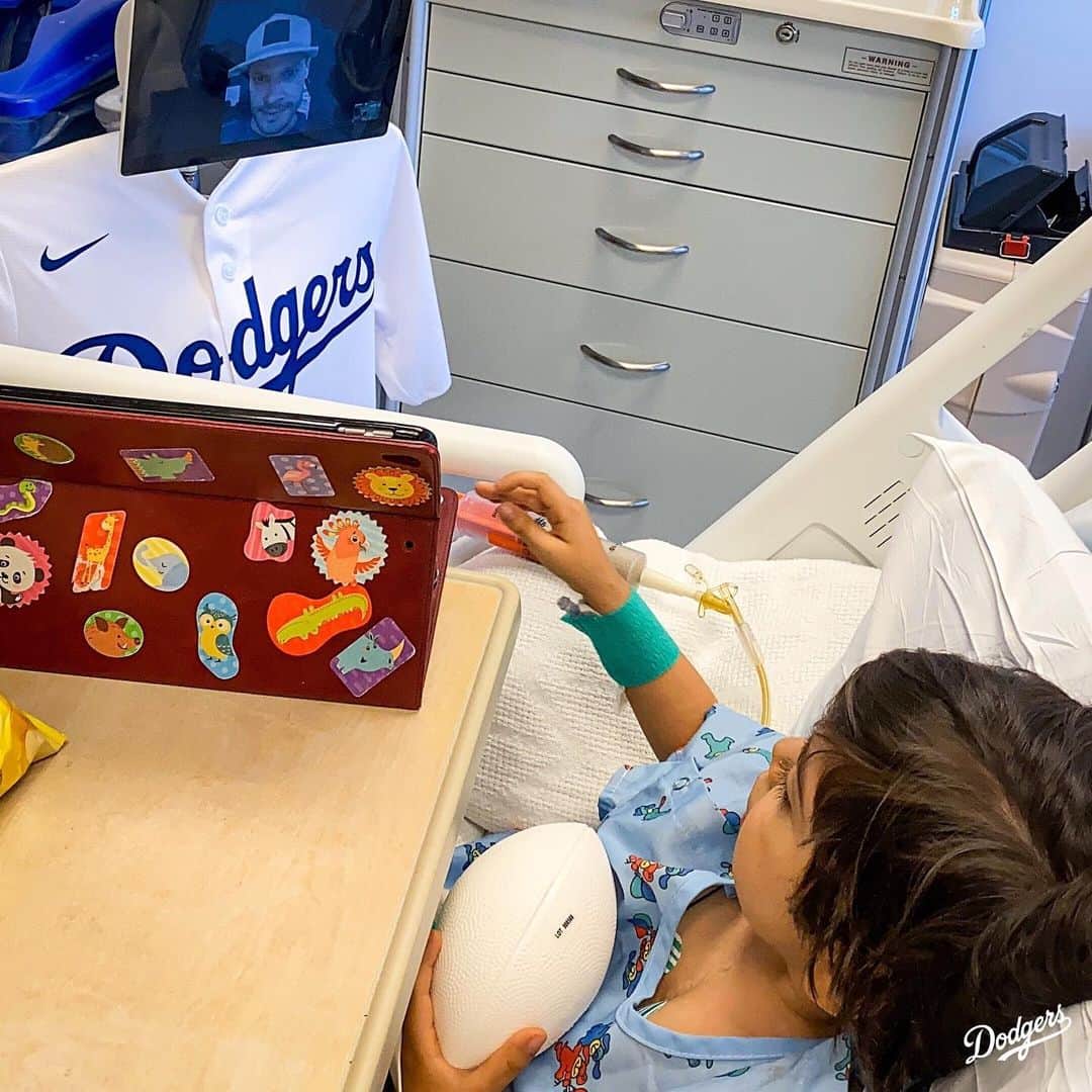 Los Angeles Dodgersさんのインスタグラム写真 - (Los Angeles DodgersInstagram)「A Valentine’s Day to remember. ⁣ ⁣ @goooose15 and Joe Kelly surprised pediatric patients at @uclamch with a virtual visit this weekend.」2月16日 3時58分 - dodgers