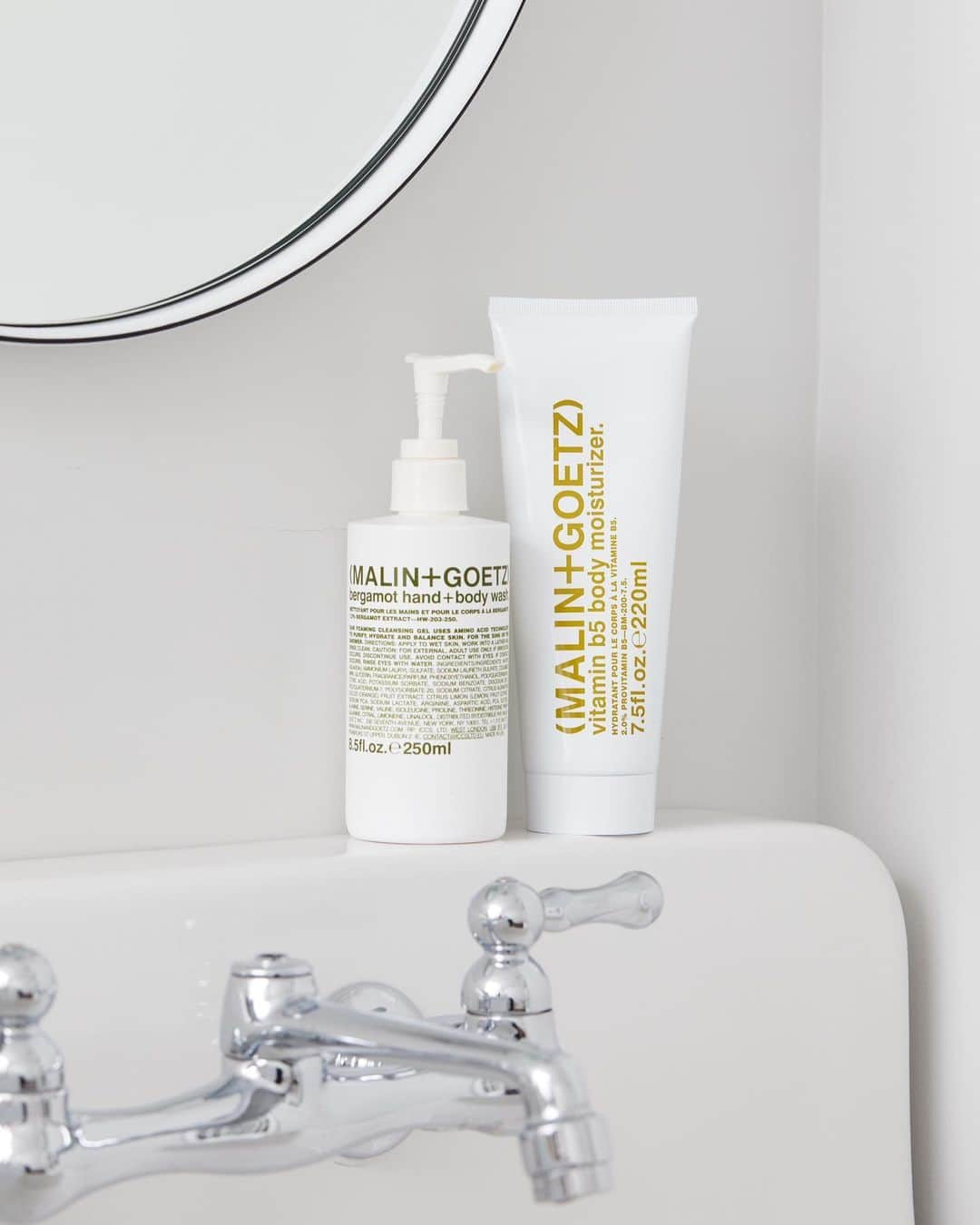 マリン&ゴッツさんのインスタグラム写真 - (マリン&ゴッツInstagram)「because you shouldn’t need a chemistry degree to read the ingredients list.⁠⠀ #uncomplicateyourregimen⁠⠀ ⁠⠀ city living means small bathrooms with no storage. we took this into consideration when designing our modern, minimalist packaging. our labels are a modern interpretation of a classic apothecary label. all the information you need to know, in a bottle designed to be left on the counter for all to enjoy.⁠」2月16日 3時59分 - malinandgoetz