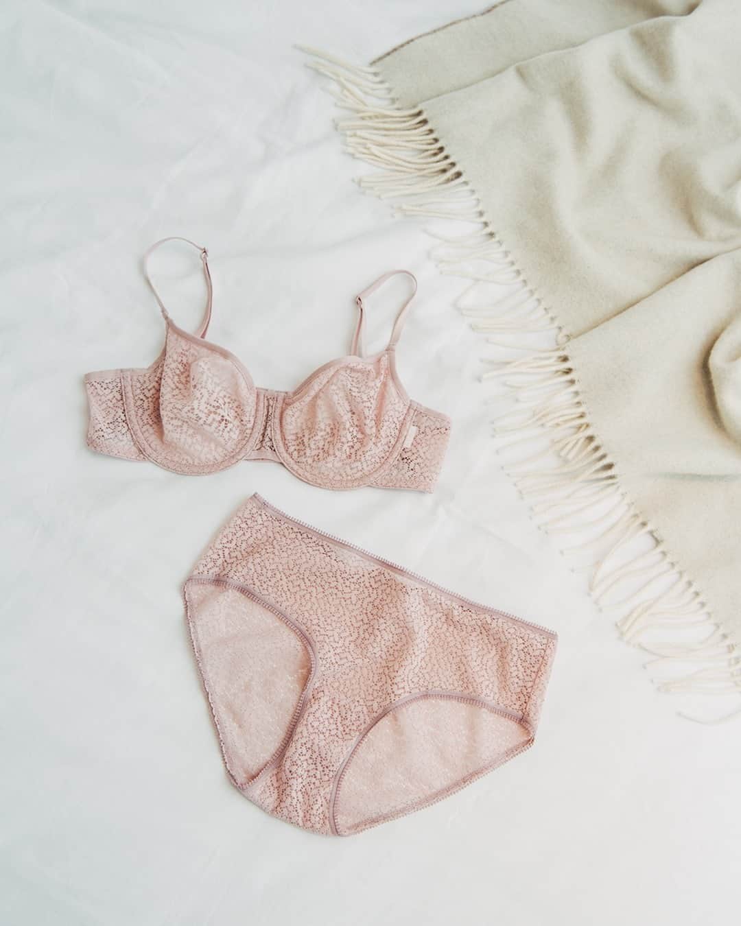 DKNYさんのインスタグラム写真 - (DKNYInstagram)「A mauve match made in heaven. Tap to shop the #DKNY Intimates set. #UnderneathMyDKNY」2月16日 4時00分 - dkny