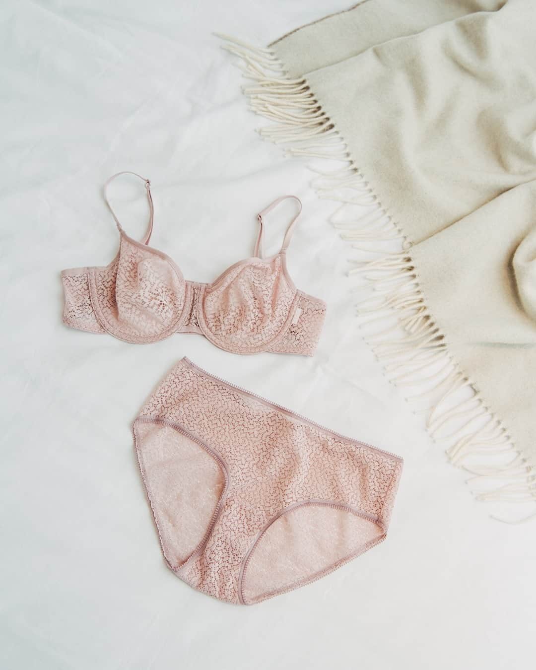 DKNYのインスタグラム：「A mauve match made in heaven. Tap to shop the #DKNY Intimates set. #UnderneathMyDKNY」