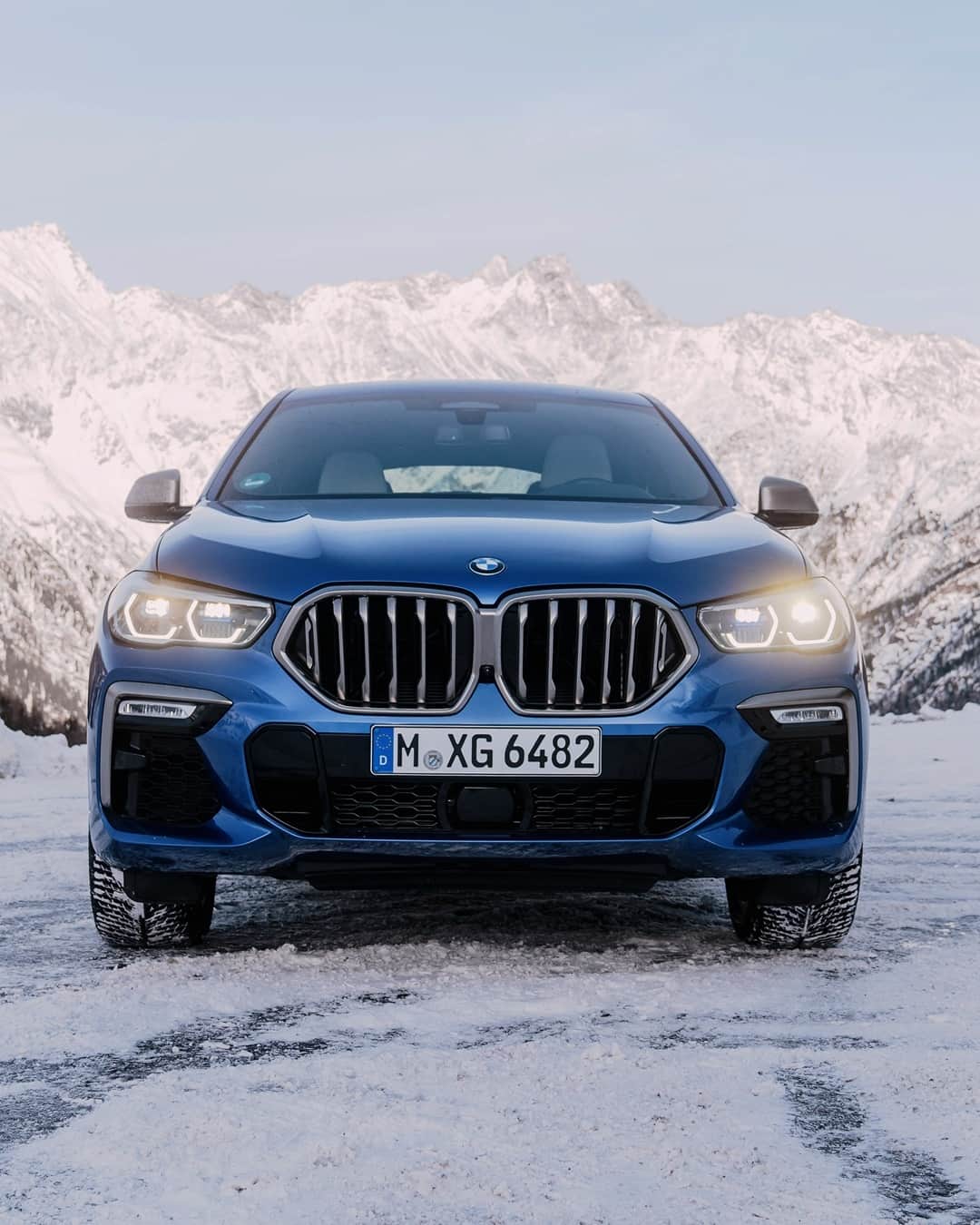 BMWのインスタグラム：「Will you climb to the top with me? The BMW X6. #TheX6 #BMW #X6 __ BMW X6 M50i: Fuel consumption weighted combined in l/100km: 10.8–10.5 (NEDC); 12.0–11.2 (WLTP), CO2 emissions weighted combined in g/km: 249–240 (NEDC); 275–257 (WLTP). Further information: www.bmw.com/disclaimer.   530 hp, 390 kW, 750 Nm, Acceleration (0-100 km/h): 4.3 s, Top speed (limited): 250 km/h.」