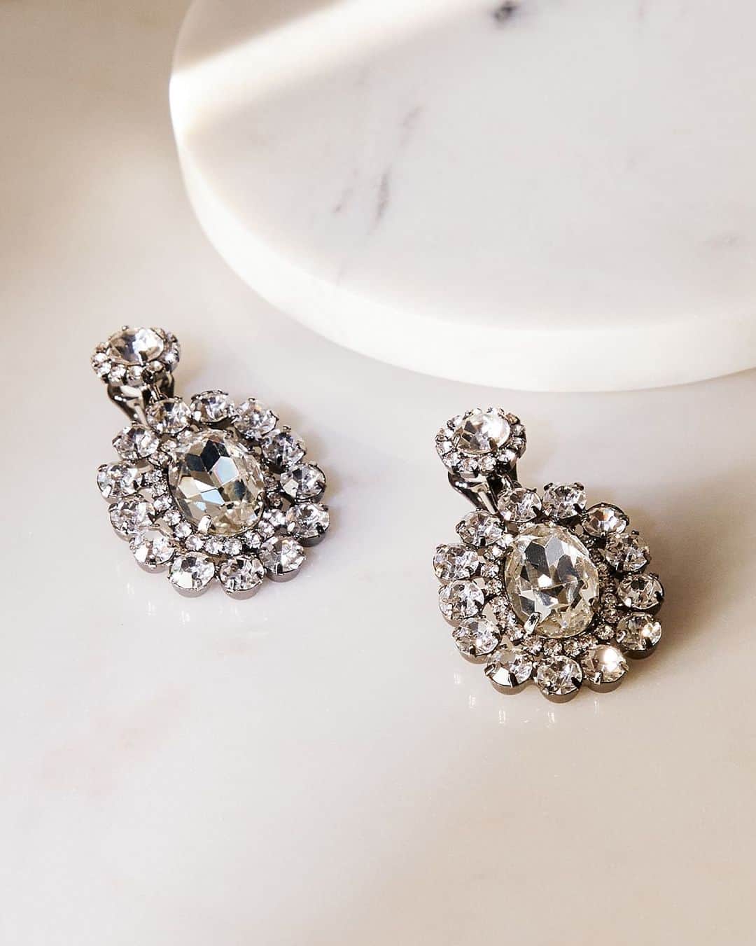 The Outnetのインスタグラム：「A little sparkle never hurt anyone, but a lot of sparkle can make any evening at home feel like an event for the ages.   Shop all your favorite Instagram looks, just visit the link in bio」