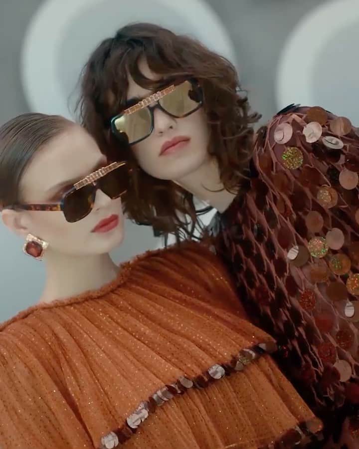 Fashion Weekのインスタグラム：「Bringing you straight to the future 👽 Watch as @RaisaVanessa brings a retro feel to futurism in her latest #NYFW collection. Watch it LIVE at nyfw.com」