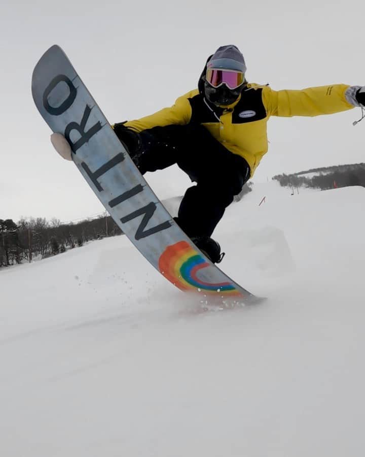 マルクス・クリーブランドのインスタグラム：「Had to give @dustyhenricksen’s trick a try today😂 vid: @petterulsletten  #snowboarding #hero9」