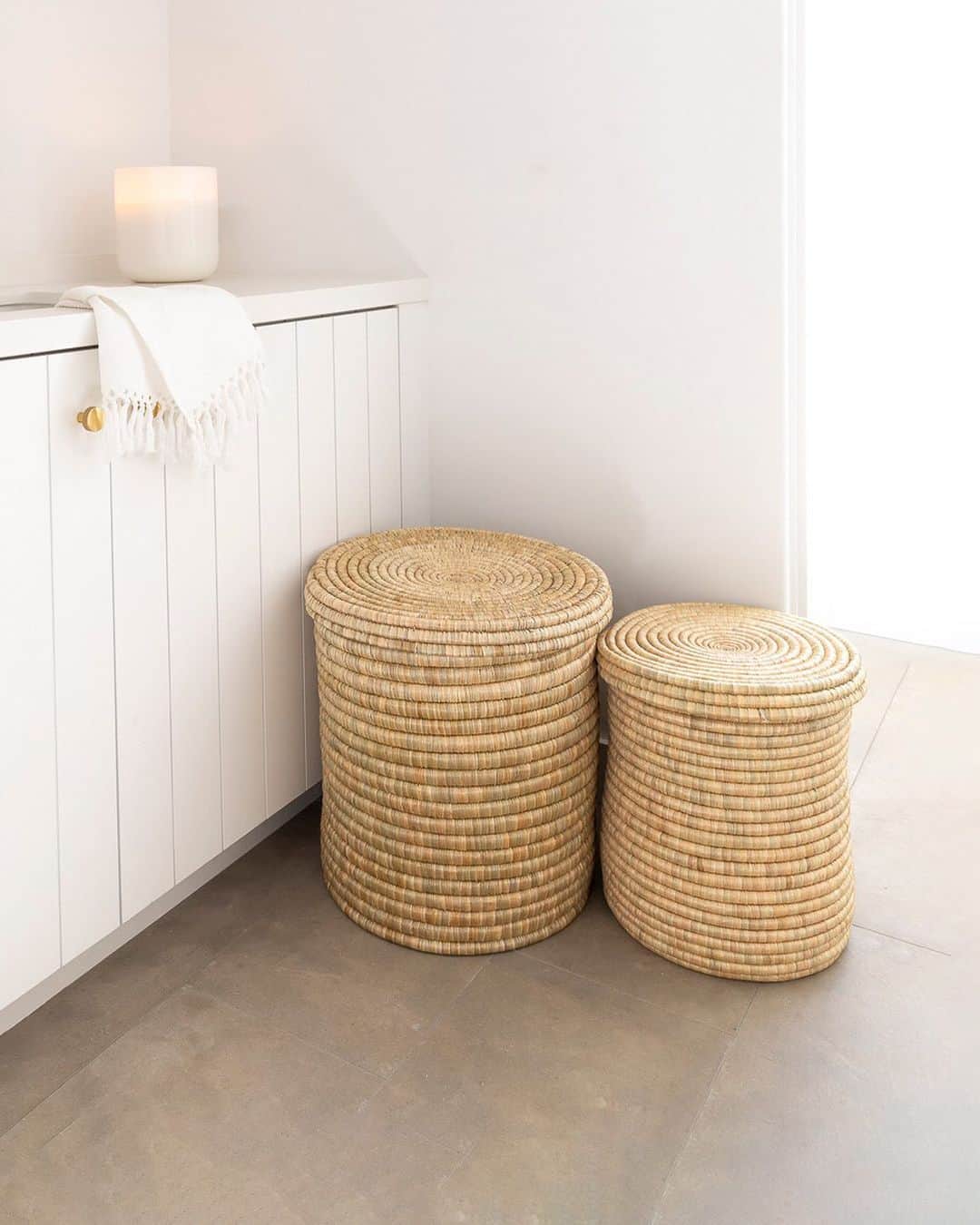 The Little Marketさんのインスタグラム写真 - (The Little MarketInstagram)「Keep your bathroom tidy with beautiful hand-woven hampers, complete with lids for when you want to conceal laundry and linens. Each one is hand-woven using sustainable grasses and recycled grain sacks. Link in bio to shop.」2月16日 4時08分 - thelittlemarket