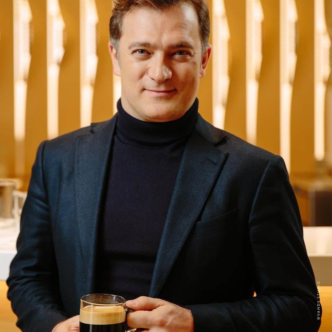 Nespressoのインスタグラム：「#NespressoEditions – Edition 17 – For Nespresso’s Head of Coffee Development Alexis Rodriguez and world-famous violinist Renaud Capuçon, there is an undeniable union between coffee and music.   Both are considered works of art that require concentration, patience & passion. And now you can witness them converge here as they exchange the creative aspects and intersection of both during an inspiring coffee chat.  This Friday February 19th, grab your own coffee and prepare to escape one sip and one note at a time ☕️🎶✨  #Nespresso #NespressoEditions #Coffeeasanart」