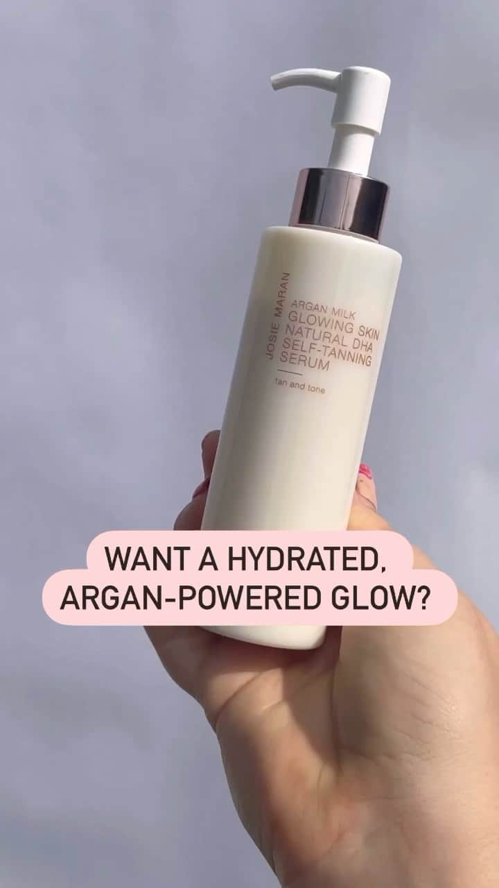 ジョジー・マランのインスタグラム：「Hydrated skin with a sun-kissed glow... in the middle of winter? It IS possible, thanks to our does-it-all self-tanner, Argan Milk Glowing Skin Natural DHA Self-Tanning Serum 🥰 ⠀⠀⠀⠀⠀⠀⠀⠀⠀ Apply it all over your face and body for juicy, bronzed skin. Hit the link in our bio to shop it exclusively on our site.」
