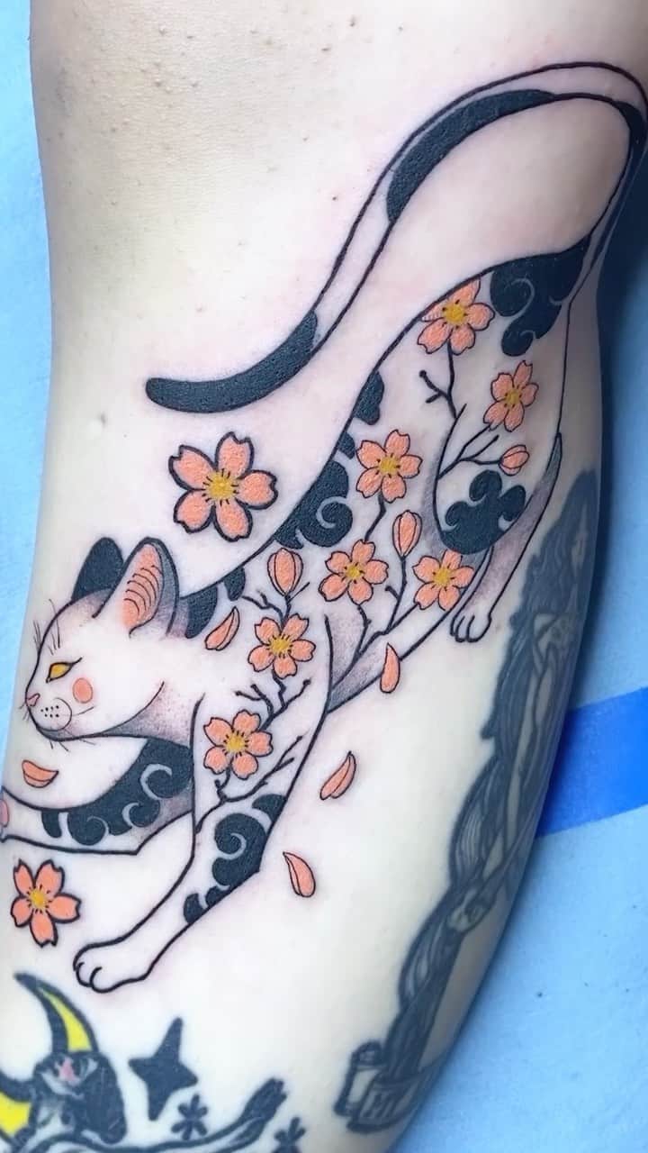 ミランダ・イバネスのインスタグラム：「Tattoo hecho por @ricardomarqueztattoo  🐱❤️」