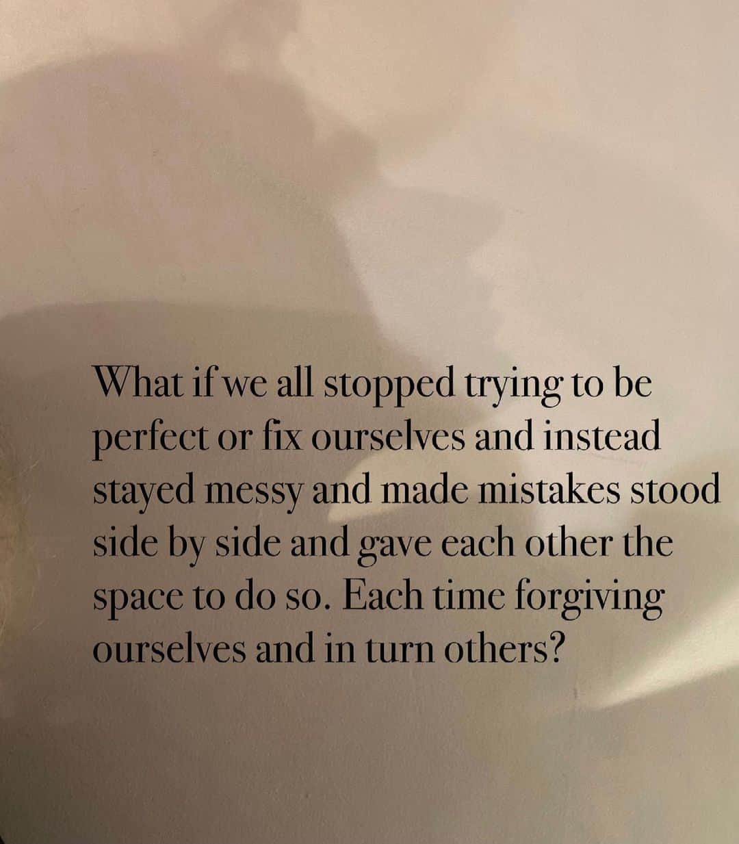 ファーン・コットンのインスタグラム：「#Badgrammar  Made in a rush whilst sat in the dark outside my kids room waiting for them to go to sleep (hence the shadow) but enjoy the sentiment or get caught up in the grammar, what ever floats your boat dear ♥️」