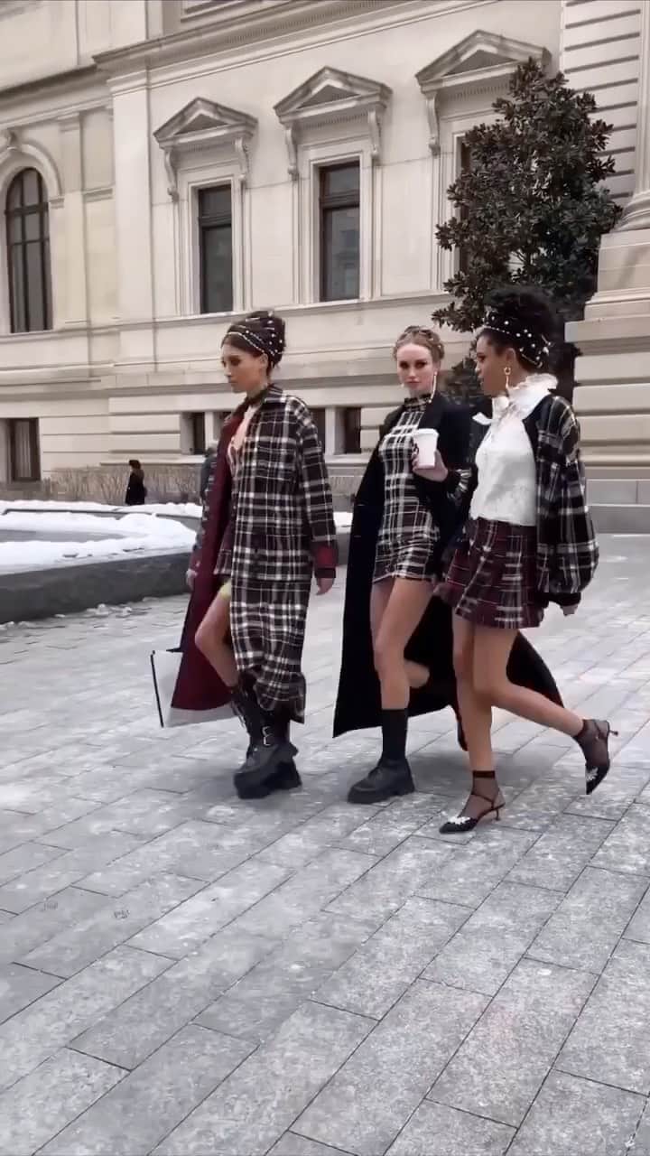 アリス+オリビアのインスタグラム：「#AOFall21 presentation going live tomorrow at 2 PM EST! Who’s excited?! #NYC #GossipGirl #NYFW xoxo Stace 💋 video starring @aqua @bbjeanofficial @siennajori #staceybendet」