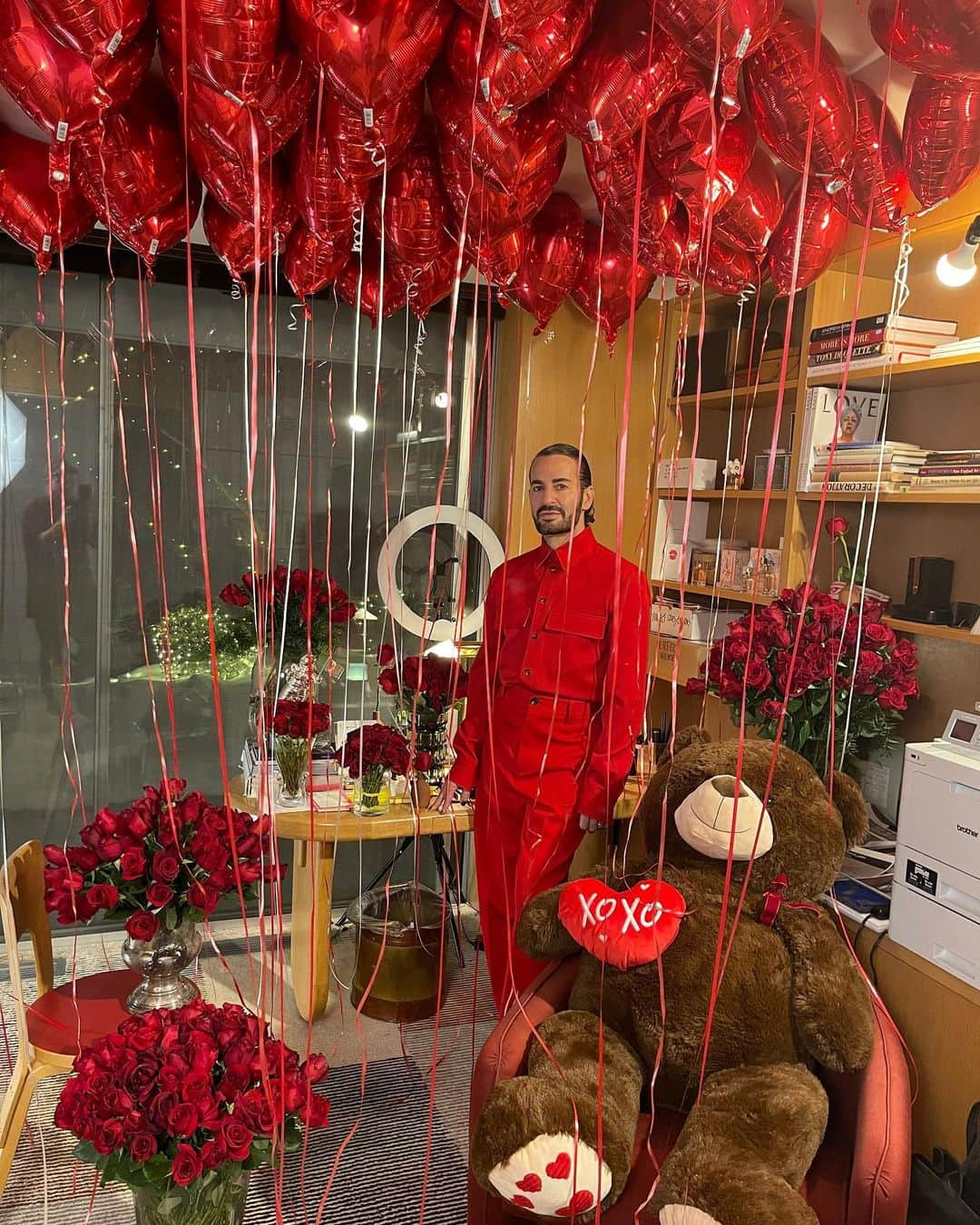 マーク・ジェイコブスさんのインスタグラム写真 - (マーク・ジェイコブスInstagram)「While it may be Presidents Day today, I’m still in Valentine’s Day Land.   My home office filled with LOVE, balloons, roses, a giant Teddy Bear and me dressed head to toe in RED.   My husband and I take certain holidays very seriously.   @chardefrancesco #love #blessedanddressed #gratefulnothateful」2月16日 4時33分 - themarcjacobs