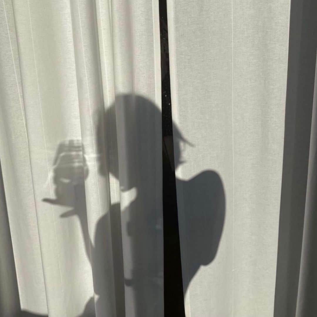 チン・ジェヨンのインスタグラム：「. 이렇게 잠을설치는밤이 많아질꺼같다 집중이 가장 잘되는시간 🤍 . . #진재영mood  . .」