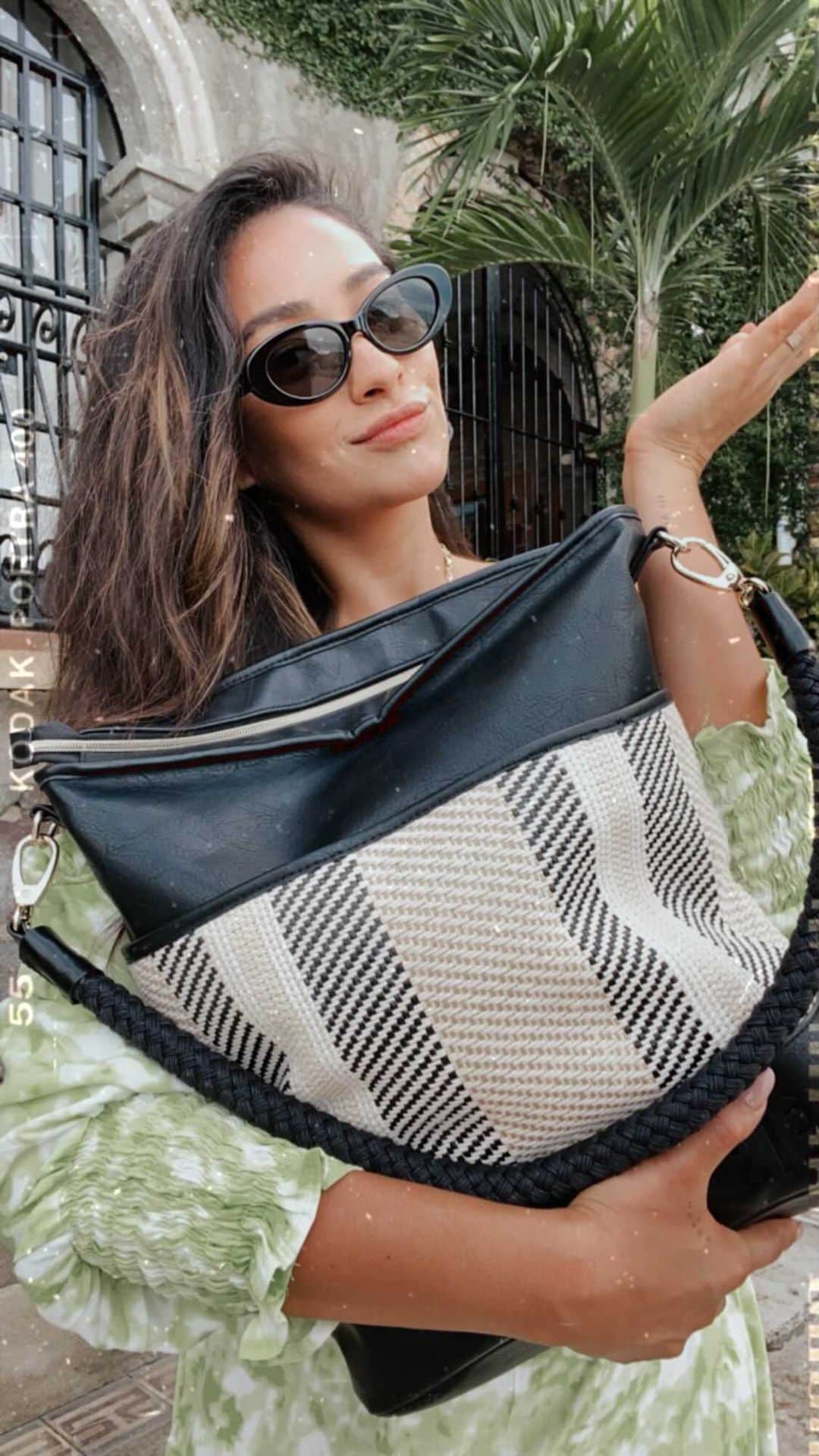 シェイ・ミッチェルのインスタグラム：「This might sound weird but….more bags! Wet and dry bags, @beis bags, a bag with masks and gloves, snack bags…bags…and some @drinkonda. Check out what I carry with me everywhere I go because I KNOW you are dying of curiosity 🤪」