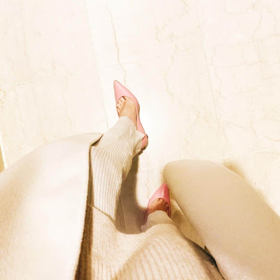 加護亜依さんのインスタグラム写真 - (加護亜依Instagram)「ポカポカ気持ちのいい午後🤍 ワントーンコーデをしたよ〜。  春になったら、シフォンワンピとか チュールトップスとか着たいなぁ✨  素敵な午後をお過ごし下さい🧡🧡🧡」2月16日 15時38分 - ai.1988kg