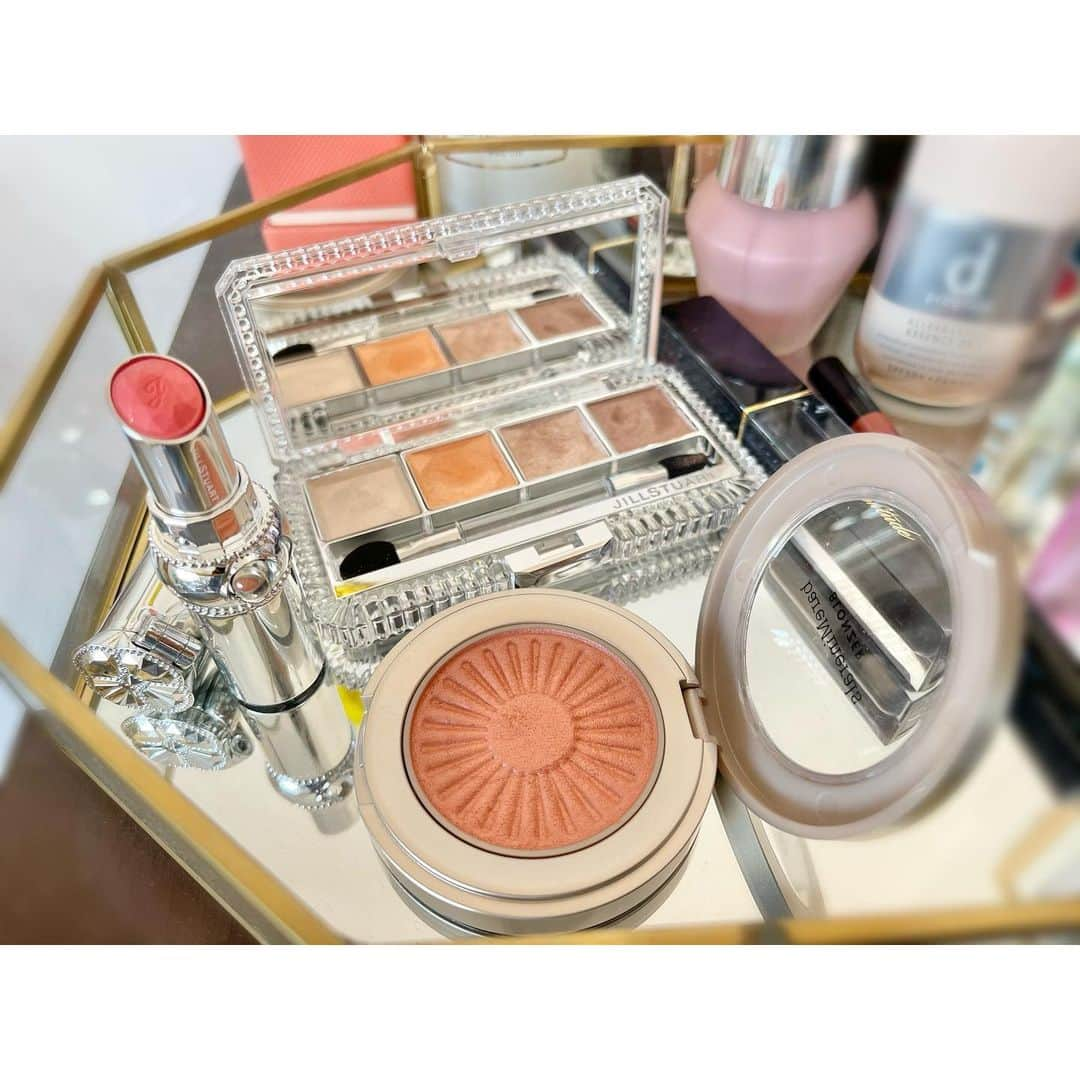 有村実樹さんのインスタグラム写真 - (有村実樹Instagram)「💄﻿ インスタライブで使用したコスメと使用方法です。﻿ ﻿ 🌟下地﻿ 3月19日発売﻿ ジルスチュアート　イルミネイティング　セラムプライマー03cosmic pink﻿ ﻿ 🌟BBクリーム﻿ dプログラム　アレルバリア　エッセンスBB  N﻿ ﻿ 🌟アイシャドウ﻿ 4月2日発売﻿ ジルスチュアート　エターナルクチュール　アイズ シマー　ペタルグロウ11evening sunston﻿ ﻿ 🌟アイライナー﻿ ケイト　コンシャスライナーカラー　01ダスティーオレンジ﻿ ﻿ 🌟マスカラ﻿ アンプリチュード　エクストラボリューム　カラーマスカラ　00 ブラック﻿ ﻿ 🌟チーク﻿ 4月23日発売﻿ ベアミネラル ジェン ヌード ブロンザー　キス オブ コッパー﻿ ﻿ 🌟リップ﻿ 4月2日発売﻿ ジルスチュアート　ルージュ リップブロッサム ペタルグロウ 06﻿ ﻿ 🌟ネイル﻿ 4月2日発売﻿ ジルスチュアート ネイルラッカー ダズリングビジュー 317﻿ ﻿ #ジルスチュアート #夏コスメ #新作コスメ #コスメ #アイシャドウ #BBクリーム #アイライナー #カラーライナー #チーク #マスカラ #ネイル #リップ #美容 #美容好きな人と繋がりたい #コスメ好きさんと繋がりたい #メイク #春メイク #夏メイク #美容研究家 #植物療法士 #有村実樹 #インスタライブ #アンプリチュード #ケイト #KATE #プチプラ #プチプラコスメ #デパコス #ベアミネラル」2月16日 15時39分 - arimura_miki