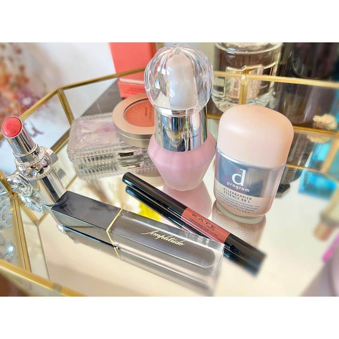 有村実樹さんのインスタグラム写真 - (有村実樹Instagram)「💄﻿ インスタライブで使用したコスメと使用方法です。﻿ ﻿ 🌟下地﻿ 3月19日発売﻿ ジルスチュアート　イルミネイティング　セラムプライマー03cosmic pink﻿ ﻿ 🌟BBクリーム﻿ dプログラム　アレルバリア　エッセンスBB  N﻿ ﻿ 🌟アイシャドウ﻿ 4月2日発売﻿ ジルスチュアート　エターナルクチュール　アイズ シマー　ペタルグロウ11evening sunston﻿ ﻿ 🌟アイライナー﻿ ケイト　コンシャスライナーカラー　01ダスティーオレンジ﻿ ﻿ 🌟マスカラ﻿ アンプリチュード　エクストラボリューム　カラーマスカラ　00 ブラック﻿ ﻿ 🌟チーク﻿ 4月23日発売﻿ ベアミネラル ジェン ヌード ブロンザー　キス オブ コッパー﻿ ﻿ 🌟リップ﻿ 4月2日発売﻿ ジルスチュアート　ルージュ リップブロッサム ペタルグロウ 06﻿ ﻿ 🌟ネイル﻿ 4月2日発売﻿ ジルスチュアート ネイルラッカー ダズリングビジュー 317﻿ ﻿ #ジルスチュアート #夏コスメ #新作コスメ #コスメ #アイシャドウ #BBクリーム #アイライナー #カラーライナー #チーク #マスカラ #ネイル #リップ #美容 #美容好きな人と繋がりたい #コスメ好きさんと繋がりたい #メイク #春メイク #夏メイク #美容研究家 #植物療法士 #有村実樹 #インスタライブ #アンプリチュード #ケイト #KATE #プチプラ #プチプラコスメ #デパコス #ベアミネラル」2月16日 15時39分 - arimura_miki