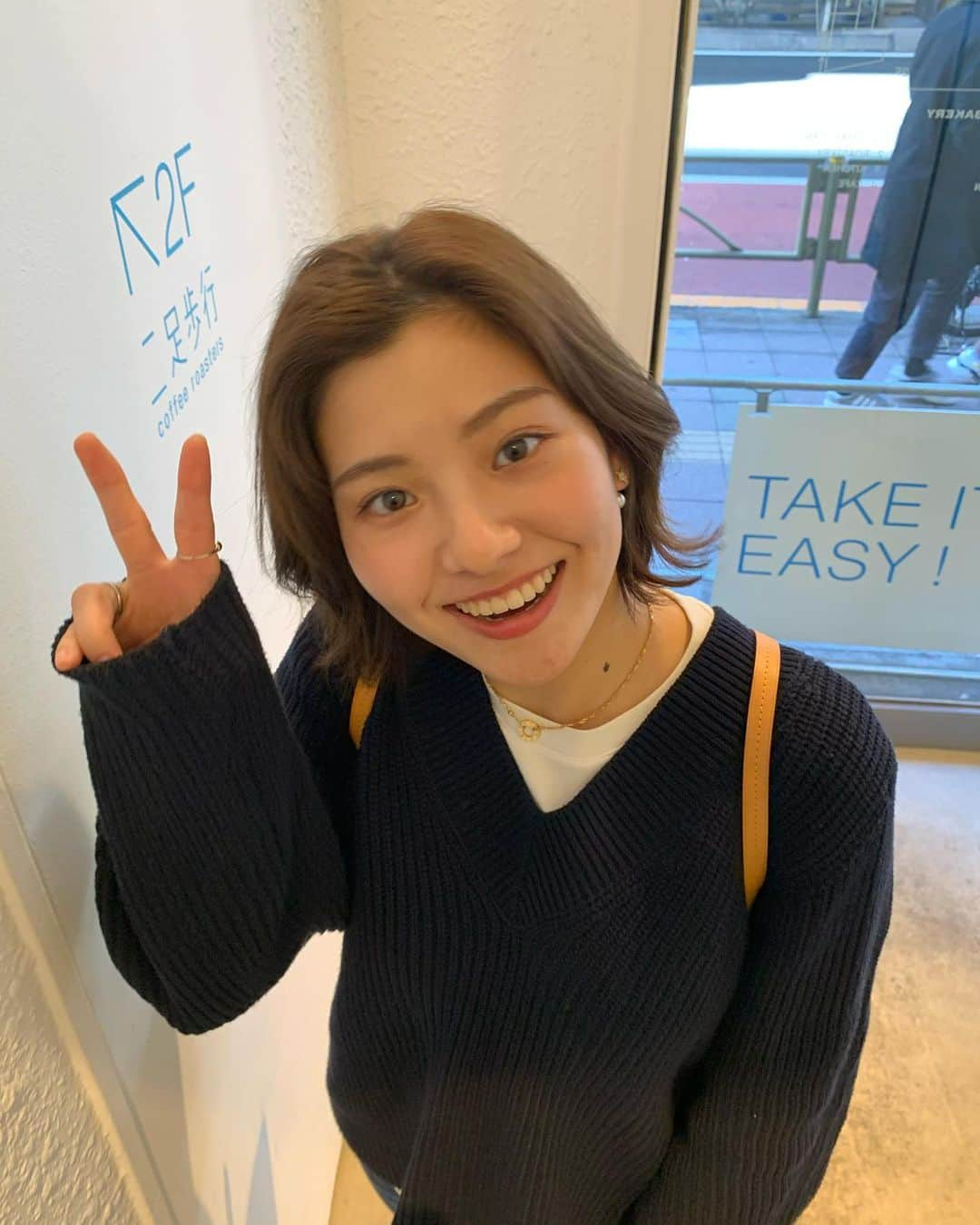 後藤楽々さんのインスタグラム写真 - (後藤楽々Instagram)「写真タイトル　「ぴーーす✌️」  別に写真にタイトルをつけろなんて誰にも言われてないけど、なんかこの言葉がぴったりな写真だと勝手に思ってしまった。笑  今日はダウンなしで外に出ても問題ないくらい、スッキリと晴れていて いよいよ春がやってくる感じがして、なんだかワクワクしています、私  年の始まりっていよいよ新年が始まる！と気合が入るというより、一年早すぎた！という感覚が自分の中で残ってしまっていて、楽しみというよりは時の流れの速さに追われて、あっ、もう新年？やばいやばい、というどちらかといえば焦りみたいな気持ちが強いのですが、 春が来ると、そんな新年の焦りは忘れて、これから夏が来て秋が来て、冬が来て、2021年がいよいよ始まり、どんな楽しみが待ってるんだろうってドキドキ感が増すんです。勝手に。笑  だから今はこれから春が来る、どんな年になるかなぁ〜、どんな年にできるかなぁ〜、どんな楽しみが待ってるかなぁ〜と楽しみで楽しみでなりません、そんな気持ちです  二枚目はそんな心情でいる私を表すかのように Take it easy という看板が写真に映り込んでいて。 私の友達よ、ナイス  コロナのワクチン接種も始まるみたいで。早く早く前みたいなごくごく普通な毎日が戻ることを願って、あまり深く考えずに、やれることはやって、毎日過ごしてきましょ✌️  またまた長くなってしまった。  みなさんが素敵な毎日を過ごせていますように😊  #二足歩行 #junibunbakery  #三茶カフェ」2月16日 15時39分 - hahahalalala0723