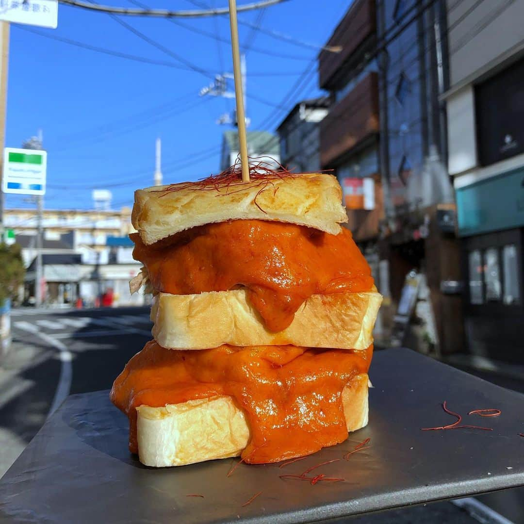 Coffee & Toast Tokyoさんのインスタグラム写真 - (Coffee & Toast TokyoInstagram)「スパイシー ツナのボルケーノ！ 🐟🐟🐟🐟🐟🐟  以前、ご提供していたツナボルケーノをご要望にお応えして、作ってみました。  そのままでは、 芸がないので、 スパイシーなチーズに仕立ててみました。  スパイシーなチーズとたっぷりのツナのバランスがよく、美味しすぎる😋😋😋  #パン  #トースト  #トーストアレンジ #食パンアレンジ  #食パン  #世田谷カフェ  #東京パン屋  #パンスタグラム  #面包 #pain  #빵  #toast  #東京カフェ  #三軒茶屋カフェ #カフェ  #bread  #三軒茶屋  #food  #ツナ #ツナマヨ  #ツナサンド  #tuna  #tunamayo  #tunasandwich  #チーズ  #チーズトースト  #cheese  #cheesebread  #スパイシー  #spicy」2月16日 15時42分 - coffeetoast2