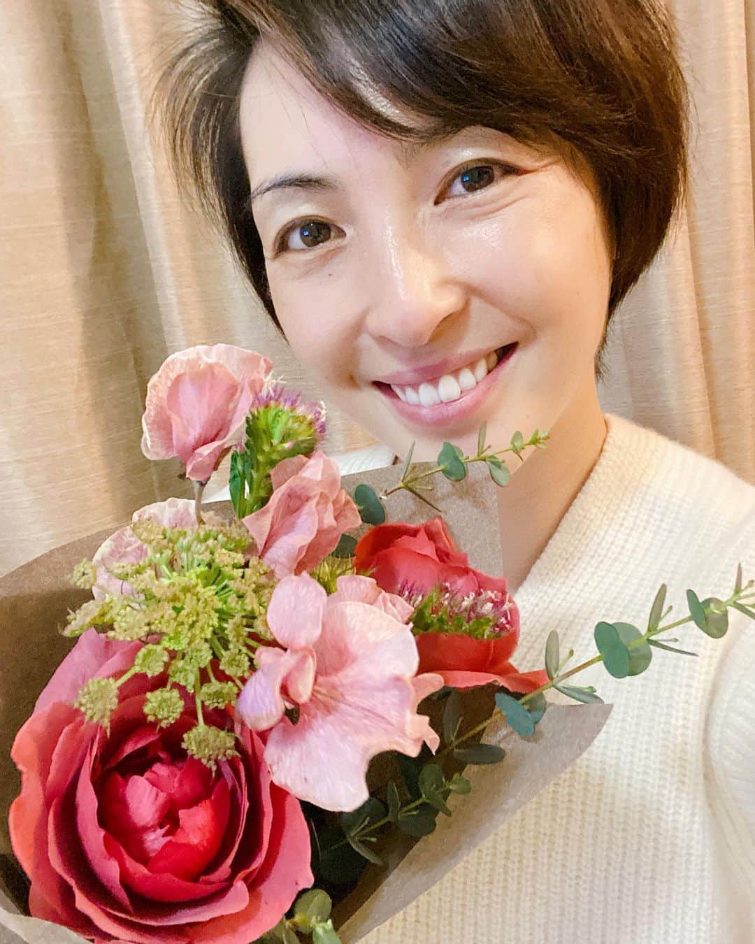 蒲生麻由のインスタグラム：「バレンタイン💕﻿ この日は主人と長男が﻿ 2人でお出かけしていたのですが、﻿ 帰りに花束を買ってきてくれました💐﻿ お花屋さんで﻿ 「ママはピンクが好きだからこのお花を﻿ プレゼントするのぉ〜❣️喜んでくれるかなぁ〜」﻿ と店員さん一人一人に言いながら﻿ 選んでくれたらしく、母ちゃんはその姿を﻿ 想像しただけで涙が出そうになりました😭﻿あ〜いつまでこんなことしてくれるかなー😚 ﻿ #男の子ママ #バレンタイン ﻿ #息子からのお花のプレゼント﻿ #いつまでこんなに求めてくれるのかな ﻿ #今から親離れする日が怖い ﻿ #私はバレンタインを忘れてた笑  #パパごめんよ🙏」