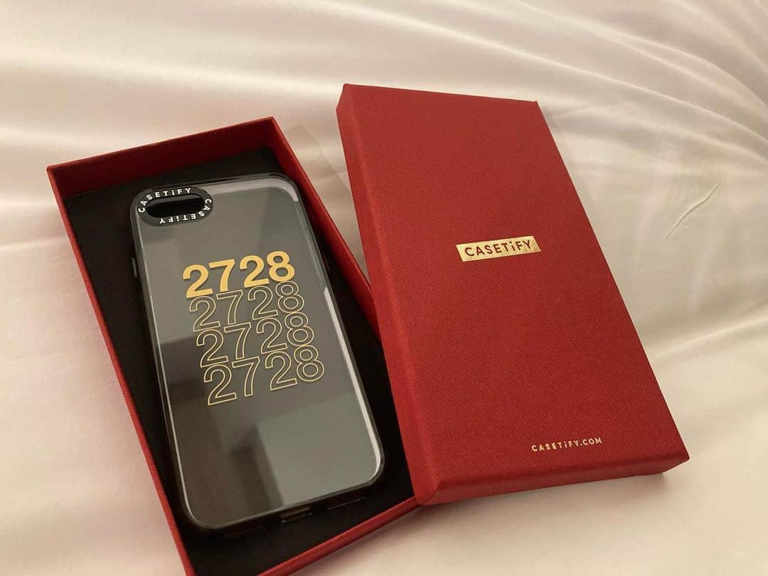 のインスタグラム：「… 新しくiPhoneケース作ってみました🙆‍♂️ 自分でいろいろデザイン決めれるし、 たくさん種類もあるのでおすすめ👏 シンプルなデザインでお気に入り🥴  @CASETiFY  @CASETiFY_jp  #CASETiFY  #StateYourCase」