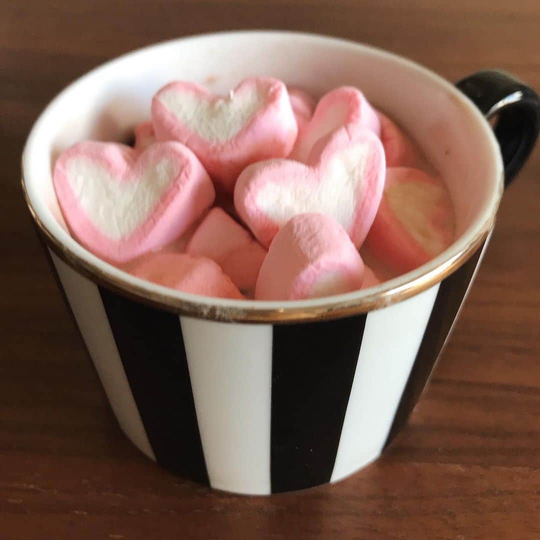 のインスタグラム：「……… 余ったマシュマロで…ハートいっぱい💕ホットココア🧡💚❤️✨😍 自分で飲むww」