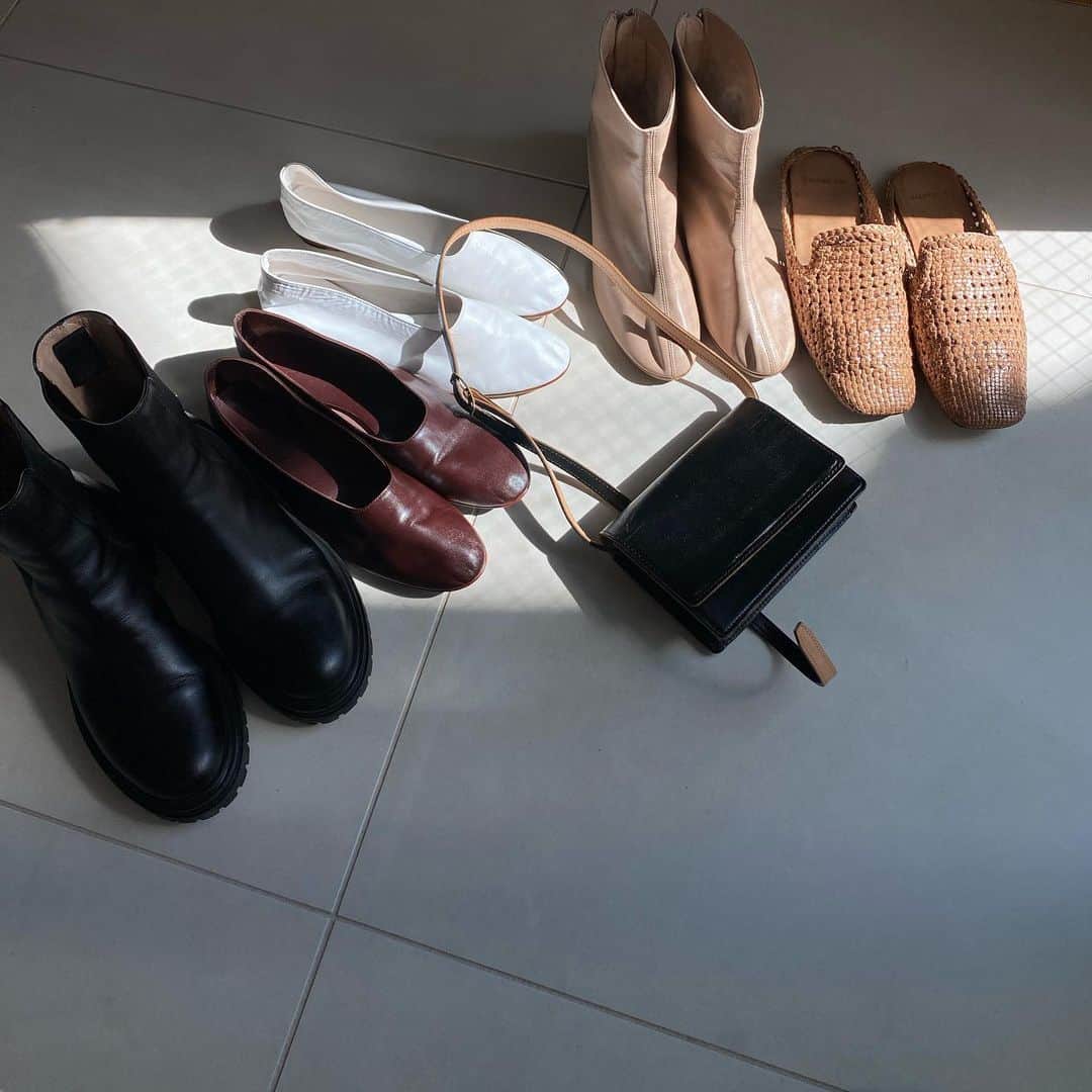 hiromi hashimotoのインスタグラム：「ヴィーガンレザーである事が1番理想的だけれどレザーの物を持ってるからには永く大切に使うという責任感。 冬にお世話になったブーツも春に履きたい靴もクリームで保湿して、磨いてピカピカ。  #bag #shoes」