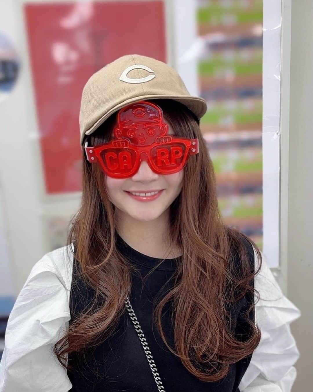 のインスタグラム：「⚾︎ ℕ𝕖𝕨 𝔾𝕠𝕠𝕕𝕤 ⚾︎  アンパイヤキャップとFLASHメガネ🥸  坊やが顔の中にいてとってもかわいくてお気に入りだけど、 前何にも見えないよ！笑  #carp #カープ #カープグッズ #carpgoods #new #限定品 #限定アイテム #まだ買える #newgoods #カープ新グッズ #アンパイアキャップ #アンパイヤ #お気に入り #カープ坊や #野球女子 #カープ女子 #変身 #サングラス ?」