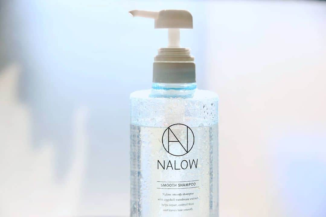 石井寛子のインスタグラム：「久しぶりにパケ買いした シャンプー&トリートメント 「NALOW」🛀  モイストとスムーズ2種類あったのですが クリアの涼しげなボトルに惹かれて、スムースを✨  このトリートメントが優秀で 朝も洗いたてのようなサラサラがキープされてる感じ！ ノンシリコンだけど 思いのほか泡立ってくれるので 「洗ってる」感もしっかり。  シトラスグリーンの爽やかな香りは 男女兼用で使えて、オススメ🍀  ショートヘアの私ですが 春風に自然となびくような。 軽やかな質感に変身しました🧖  シャンプートリートメント選び 侮れぬ👏  新宿東南口のドン・キホーテで 購入しましたー！！  #nalow  #ノンシリコンシャンプー  #トリートメント #パケ買いコスメ  #サラ髪」