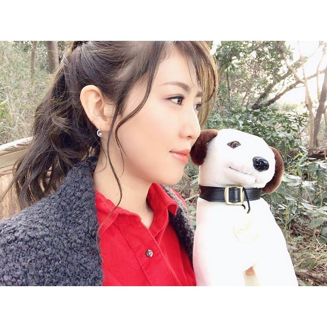 おかゆさんのインスタグラム写真 - (おかゆInstagram)「🎼🎨🐶❤🌿🌈 . 昨夜のラジオアミューズメントパーク「ラジおかゆ」 収録前のゲリラインスタライブ📱 お付き合い下さった皆さま ありがとうございました🙏🏻❤ 嬉しいお知らせがあるので 少しお待ち下さいネ😘 明日よる9時〜の放送もお楽しみに...🍊 . 「ラジおかゆ」の前は 2/17(水)19:00〜ライブ配信番組 『ASOVIVA』に出演します！ ■出演者 MC チュランペット サブMC 日下部美愛 おかゆ 小池ありさ . ⬇️チャンネルURLはこちら⬇️ https://youtu.be/jXhaW3gqyIc . 番組終了後19時45分〜は Talkportテレビ通話特典会🖥 ⬇️下記URLをチェック⬇️ https://talkport.com/ja/events/224 . . 写真は「おかゆウタ 〜カバーソングス〜」 MV撮影オフショットです🐶🧣 海外の激レアニッパーくん！🌎 . #ラジオアミューズメントパーク #ラジおかゆ #おかゆウタ #YouTube #asoviva #talkport #mv撮影 #nipper」2月16日 14時21分 - okayu_dayu