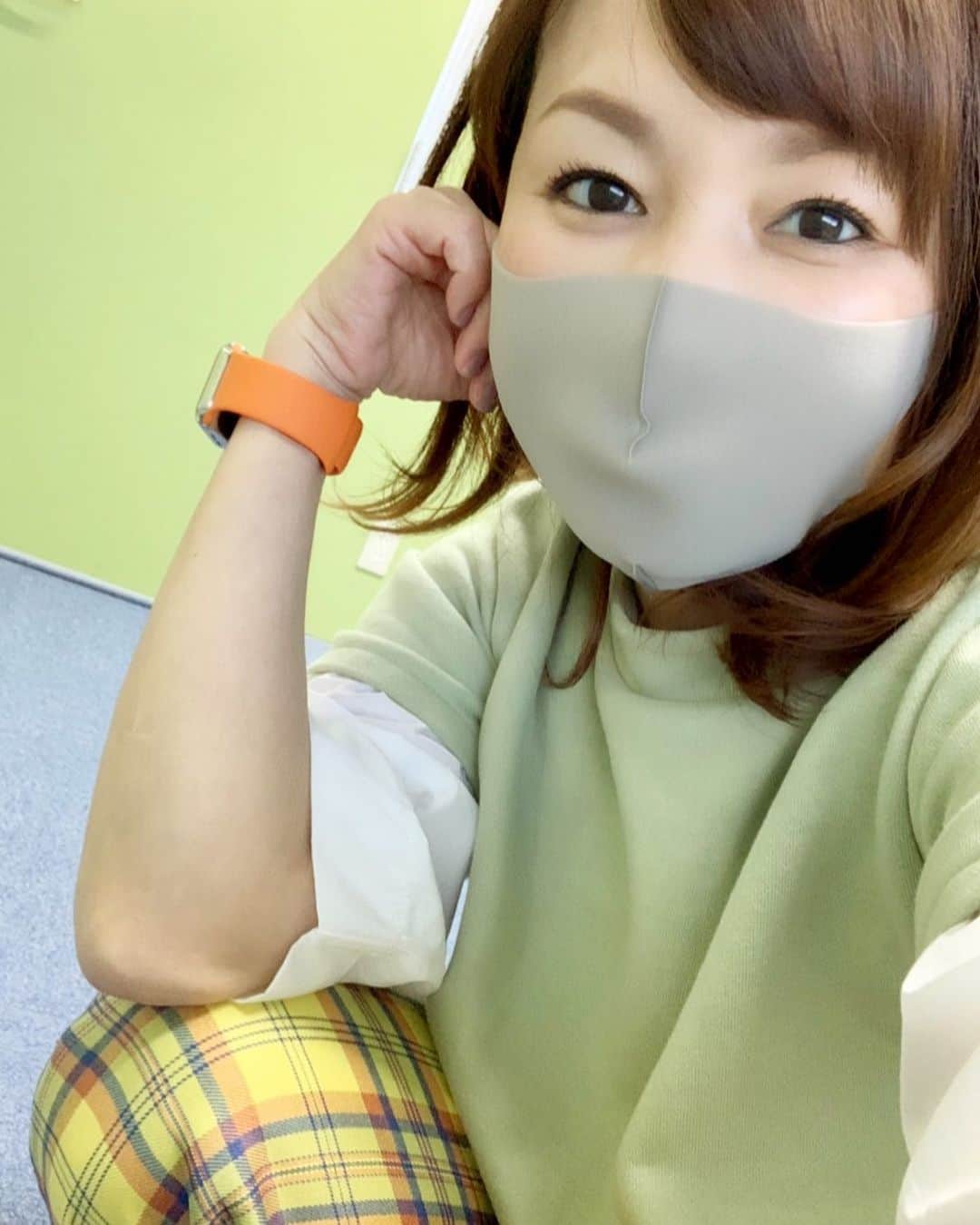 中澤裕子のインスタグラム：「・・  壁と同系色 ピスタチオグリーンな私。  そして偶然にも 今日の @storetnc  は ピスタチオが特集されました 笑  今福岡はピスタチオが熱いと。 「ピスる」と言うらしい。  メモメモ_φ(･_･  トップス　 #PAREATSU パンツ　 #Kittle.  ありがとうございました☺︎  #春ですね」