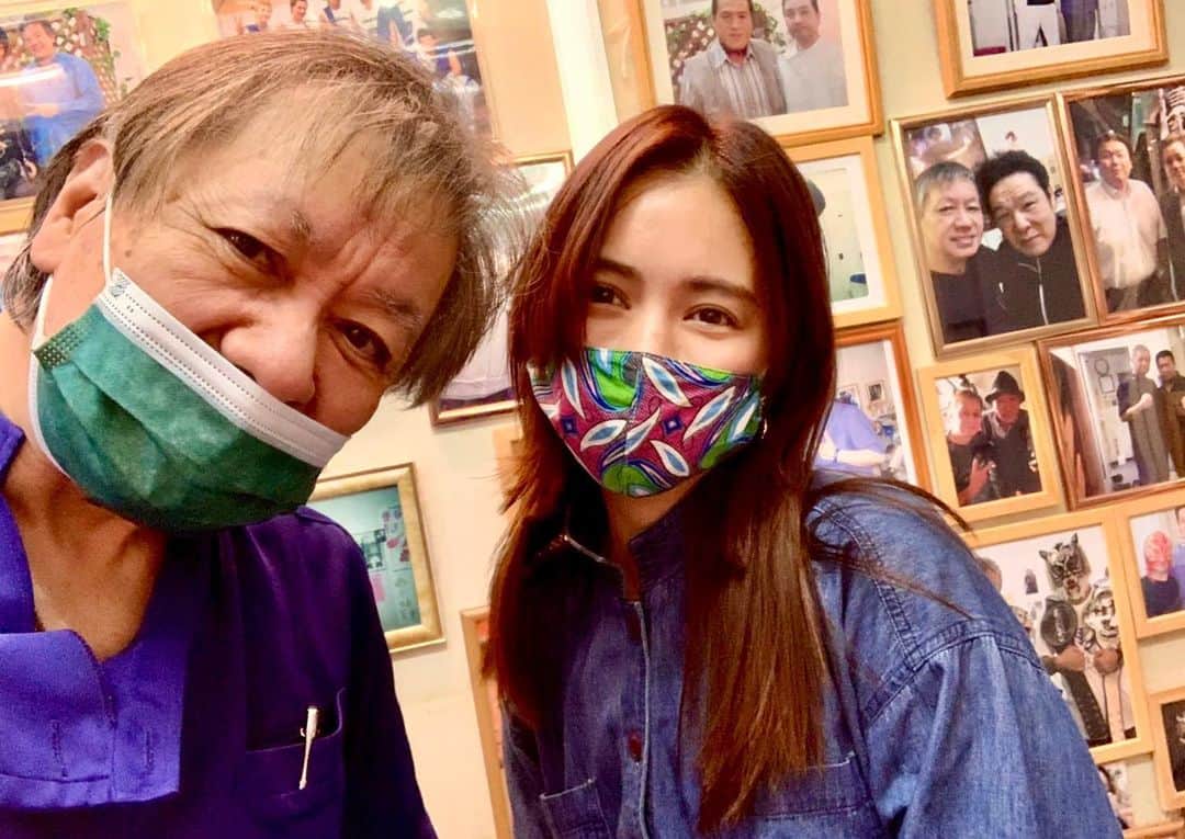 のインスタグラム：「. . . Thank you👏✨ @jinka0416   治りきらない私の腰に プロレス界のスター @marufuji_naomichi_  にここに行きなさい！ と ご紹介して頂きました。  腰 盛り上がってるょと、、、 原因は首らしい🙀  治療後 え？ 腰、反れる!!!!!  小顔施術も 顔と頭を オニギリみたいに キュッキュッキュッと 先生に握ってもらったら 鏡みてびっくり！ 一回り小さくなってた🍙✨  顎は顎関節症らしく 元の位置に戻しとくね〜っと 新しいプロレスの技みたいなのを かけてもらい 治療して頂きました。  ヒャー 通います👏  #japan #bodycare #bodymake #beautycare #ゴトウカイロプラクティック #腰痛 #小顔 #顎関節症 #治療 #ゴッドハンド #ゴトウ先生 #丸ちゃん兄さん #ありがとう #👏✨」
