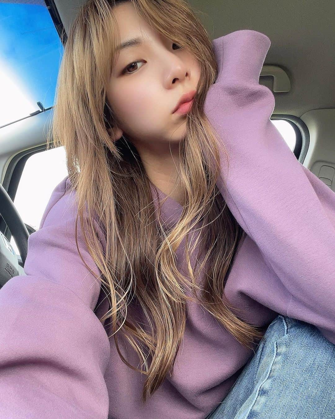 竹原三貴のインスタグラム：「最近この髪型気に入ってる🦁🌈  #ヨシンモリ #できてるかは謎 #気に入ってるからよし #韓国風ヘア #ロングヘア #巻き髪 #巻き髪ロング #hairstyle #여신머리 #GU #uniqlo #selfie #自撮り #自撮り女子 #ootd」