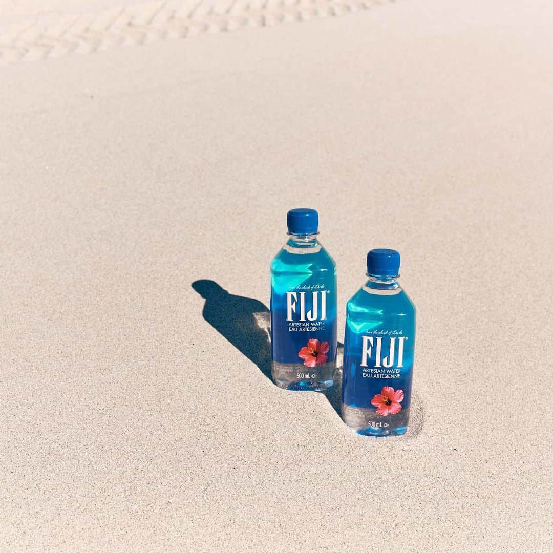 FIJIWaterJapanのインスタグラム：「🌺🌴  @fijiwateruk  #フィジーウォーター #fijiwater #水分補給　#beach #ミネラルウォーター #lifewithfijiwater」