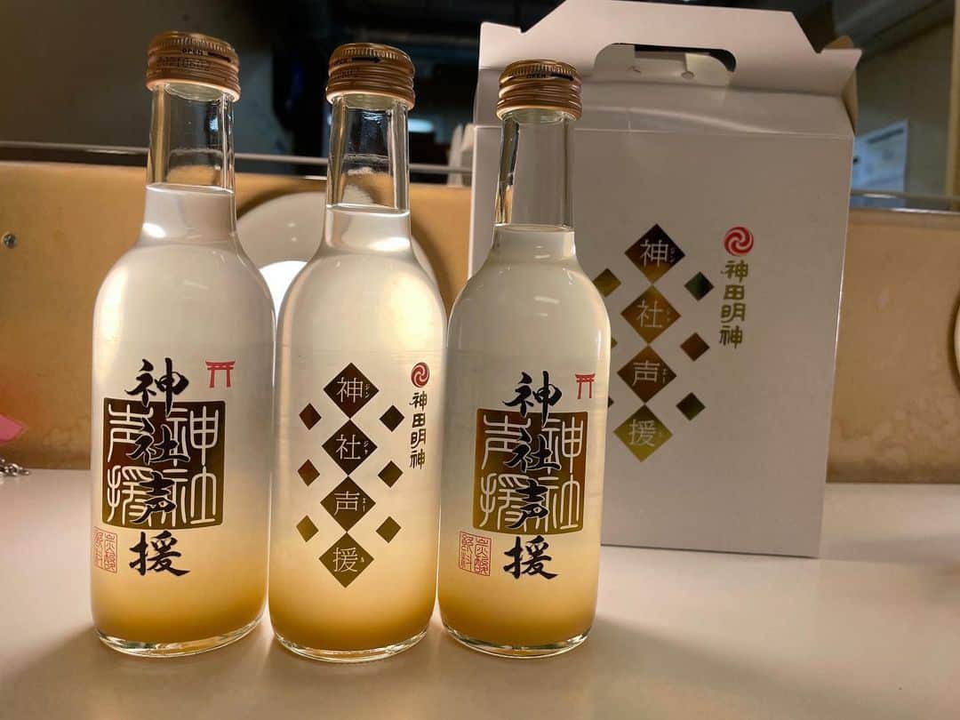 まきのインスタグラム：「神社声援 "ジンジャーエール"飲んで ライブに挑んだよ🥂  刺激がいい感じ 気合い入った！！  荻野さんが 買って来てくれたん🥺 ライブ後には苺まで🍓 ホント大好き！  #神田明神#ボク熊#あゆくま#あゆみくりかまき」