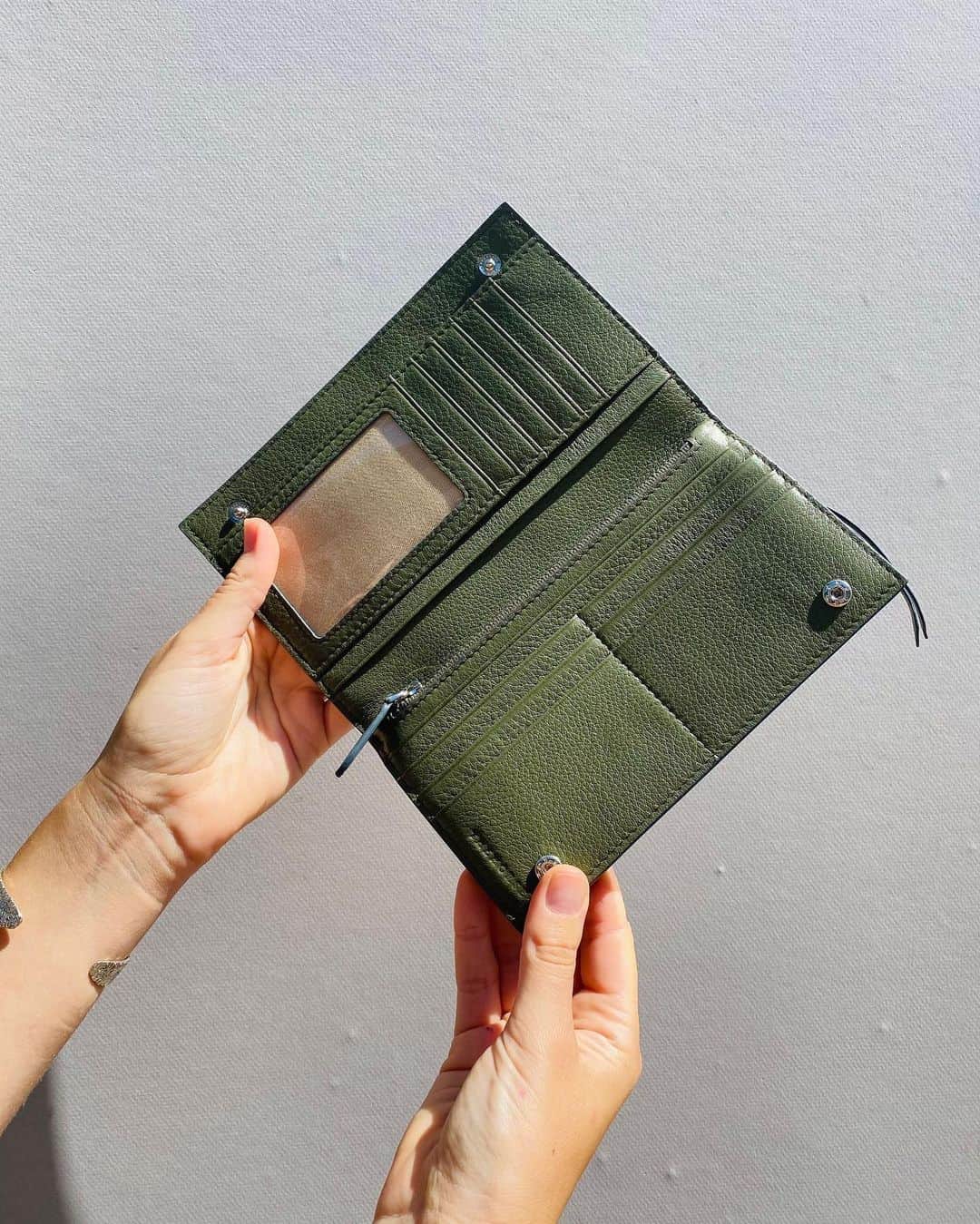 The Horseさんのインスタグラム写真 - (The HorseInstagram)「JUST LANDED! Introducing the Annie Wallet, appreciated for its slimline simplicity. Boasting twelve card slots, secure zip closure, two hidden cash compartments - all your daily needs are covered. Swipe to explore colour-ways!」2月16日 14時42分 - the_horse