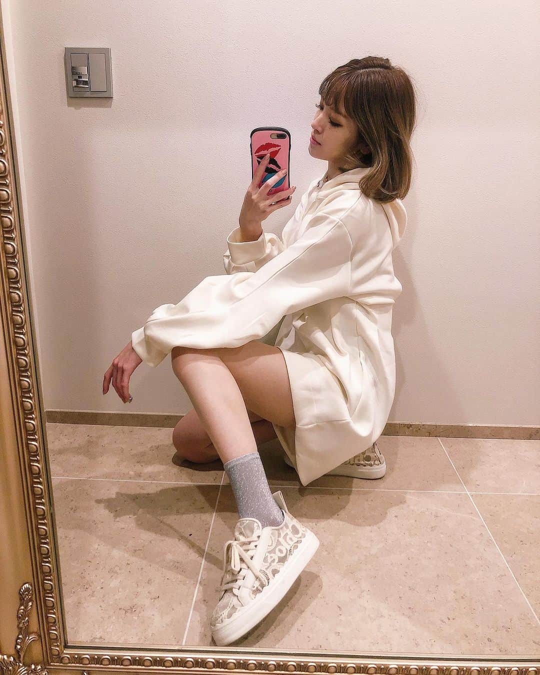 玉川来夢のインスタグラム：「こういう1枚で出かけられるお洋服好き♡ だからワンピースが多いんですけど、、、 昔はお洋服とかすぐ汚しちゃう子供だったから 濃い色の服が多かったけど 最近は白とか淡い色のお洋服が着たい！ 春服たくさん欲しいなぁ❤️ #redyazel #chloe」
