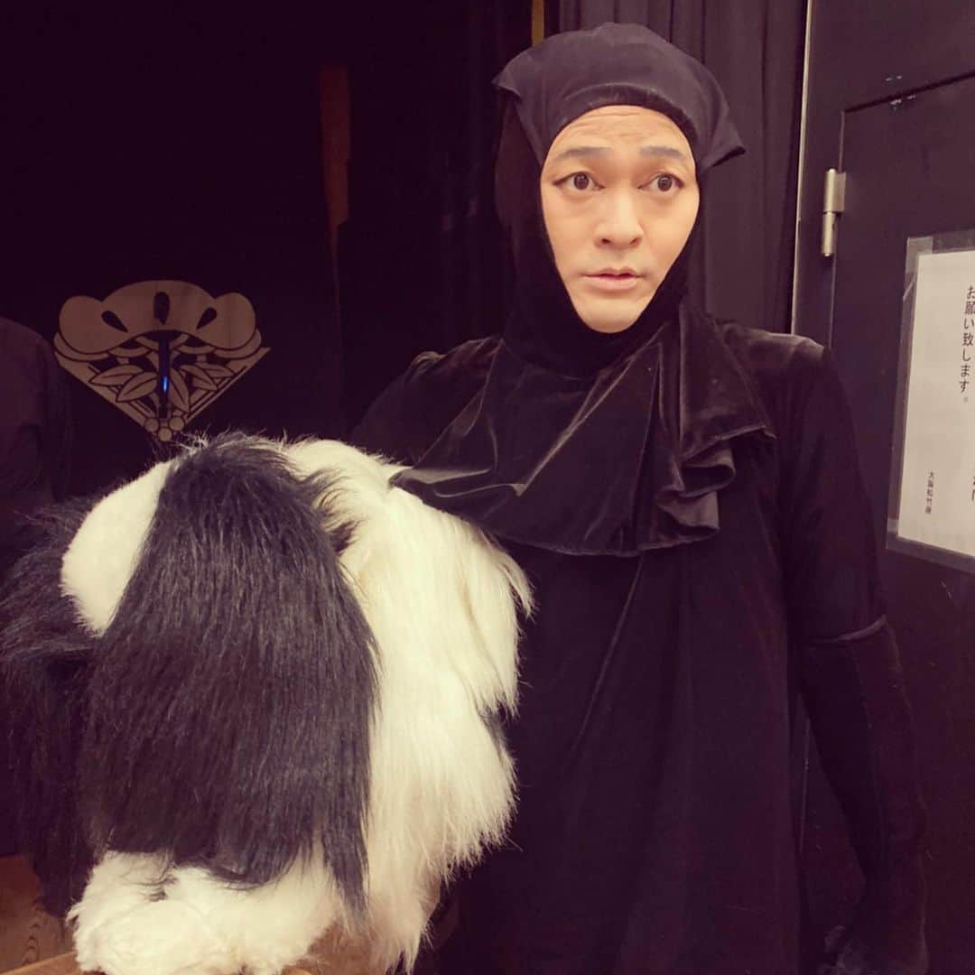 片岡千壽さんのインスタグラム写真 - (片岡千壽Instagram)「たまには趣向を変えまして、、、 この写真で少しでもクスッと笑顔になって頂ければ幸いです😂 懐かしの松竹座。伏見の富くじの裏側。。。  #歌舞伎 #日本 #伝統芸能 #大阪 #文化 #着物 #松竹座 #上方歌舞伎役者 #上方歌舞伎 #片岡千壽 #笑い #写真 #photography  #photo  #tbt #makeup  #make #kabuki」2月16日 14時55分 - senju.kataoka