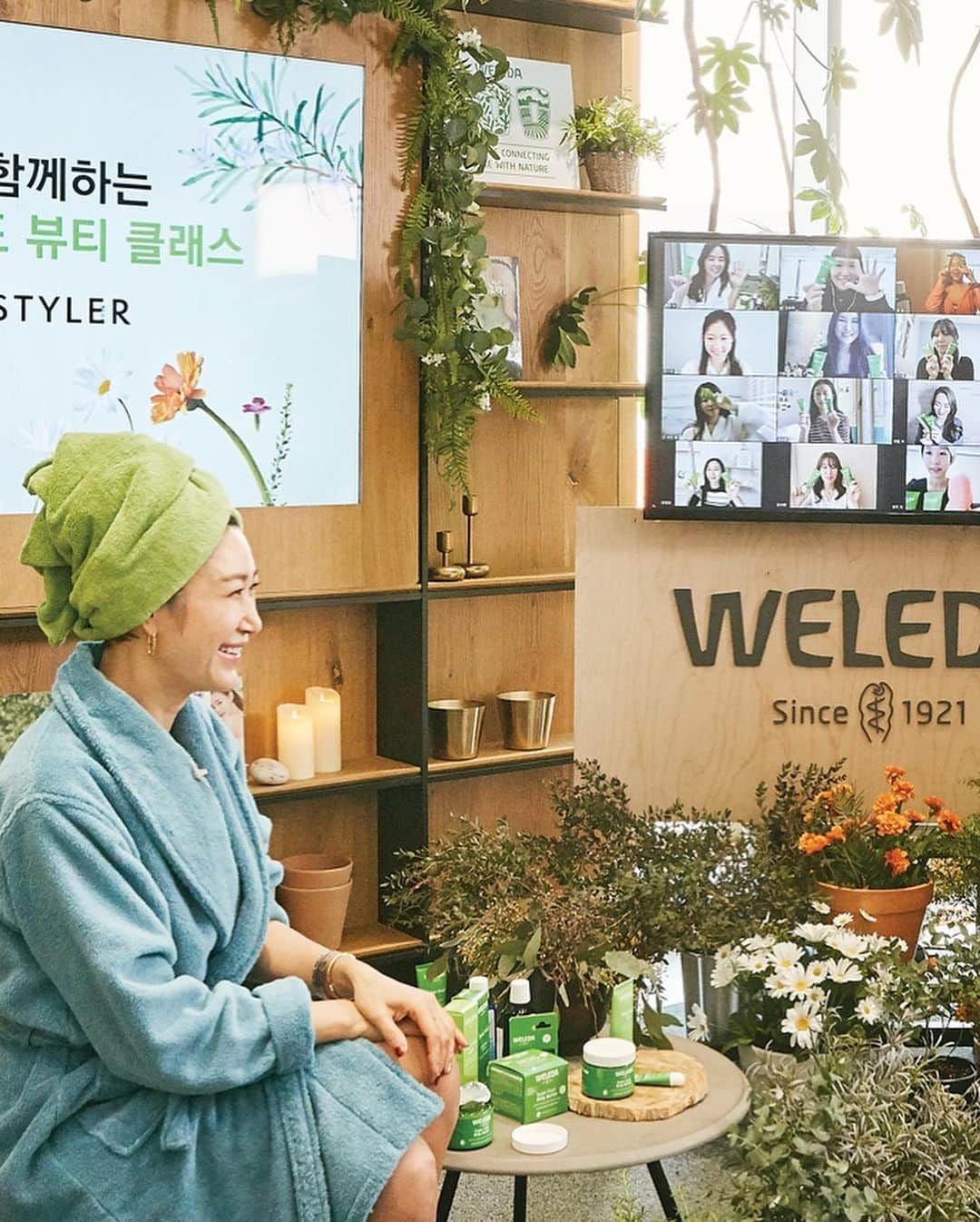 ピョン･ジョンスさんのインスタグラム写真 - (ピョン･ジョンスInstagram)「#Weleda #ambassador  스위스 No.1 유기농 및 천연 뷰티 브랜드  벨레다의 슈퍼푸드 홍보대사로 발탁되어  #보습여왕 으로 불리고 있어요 오픈예정  드디어 새로운 #superfood 친구들  소개합니다  4총사 완성 🤣🤣 우리 내일 저녁8시 뵈용  매주 수욜 만나는거 아시죠?  언택트 클래스 등 다양한 활동 예정이니 많은 기대 부탁 드려요! 😘   팬지 추출물, 유기농 카렌듈라 추출물 등 천연 성분이 순한 보습감을 선사하는 제품으로 런던 패션 위크 백스테이지에서 모델들에게 사용되는 보습 크림이고 빅토리아 베컴 아델 줄리아 로버츠 샤론 스톤 등 글로벌 스타들도 보습을 위해 애용하는 제품으로 공식 매체에 자주 등장한 제품으로 유명하답니다. 유럽에서 오랫동안 사랑받는 이유, 곧바로 경험해보세요💚 @hoyatoyashop 에서  🔴2/18일 4총사런칭기념 이벤트합니다 🔴  #벨레다 #벨레다슈퍼푸드 #벨레다슈퍼푸드크림 #벨레다크림 #만능크림 #건찢녀크림 #파우치필수템 #크림추천 #보습크림 #고보습크림 #유기농화장품 #천연화장품 #클린뷰티」2月16日 15時04分 - hoyatoya