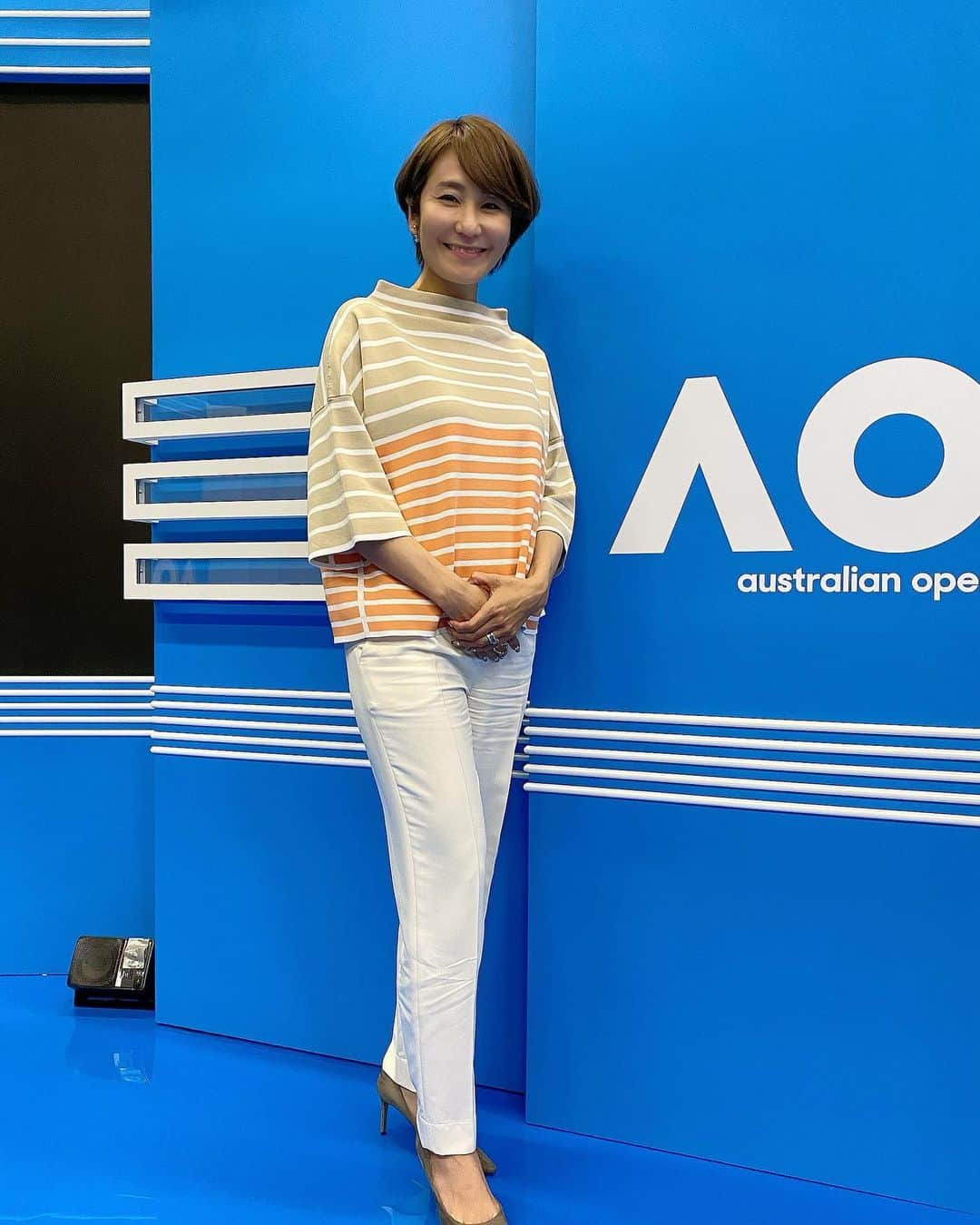 森上亜希子のインスタグラム：「今日はトリッキーな謝選手を相手に彼女の持ち味であるスライスやドロップショットを打たせませんでしたね〜。 謝選手の持ち味を完全に封じ込めていましたね。 強い‼️  さぁ、次はセリーナかハレプか。 どちらと対戦してもタフな戦いになりますが、今から楽しみです‼️  今日の衣装です。  Styling by @mari_takarada  #cividini  #衣装 #nhk #解説 #tennis #テニス」