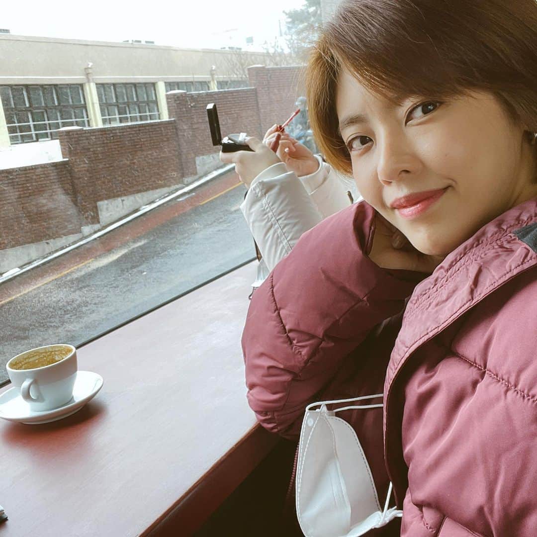 イ・ユンジのインスタグラム：「예의를20초만에갖춰주는그녀는누굴까. 너없이우리가만나너의얘기를한참나누고조금웃었다.커피향도좋고달콤한쿠키도,소리없이내리는눈도 다-좋았다. 하원요정이되어급히일어났지만. 그렇게 아무렇지않은오늘이 좋다. 알리야일잘하고와.」